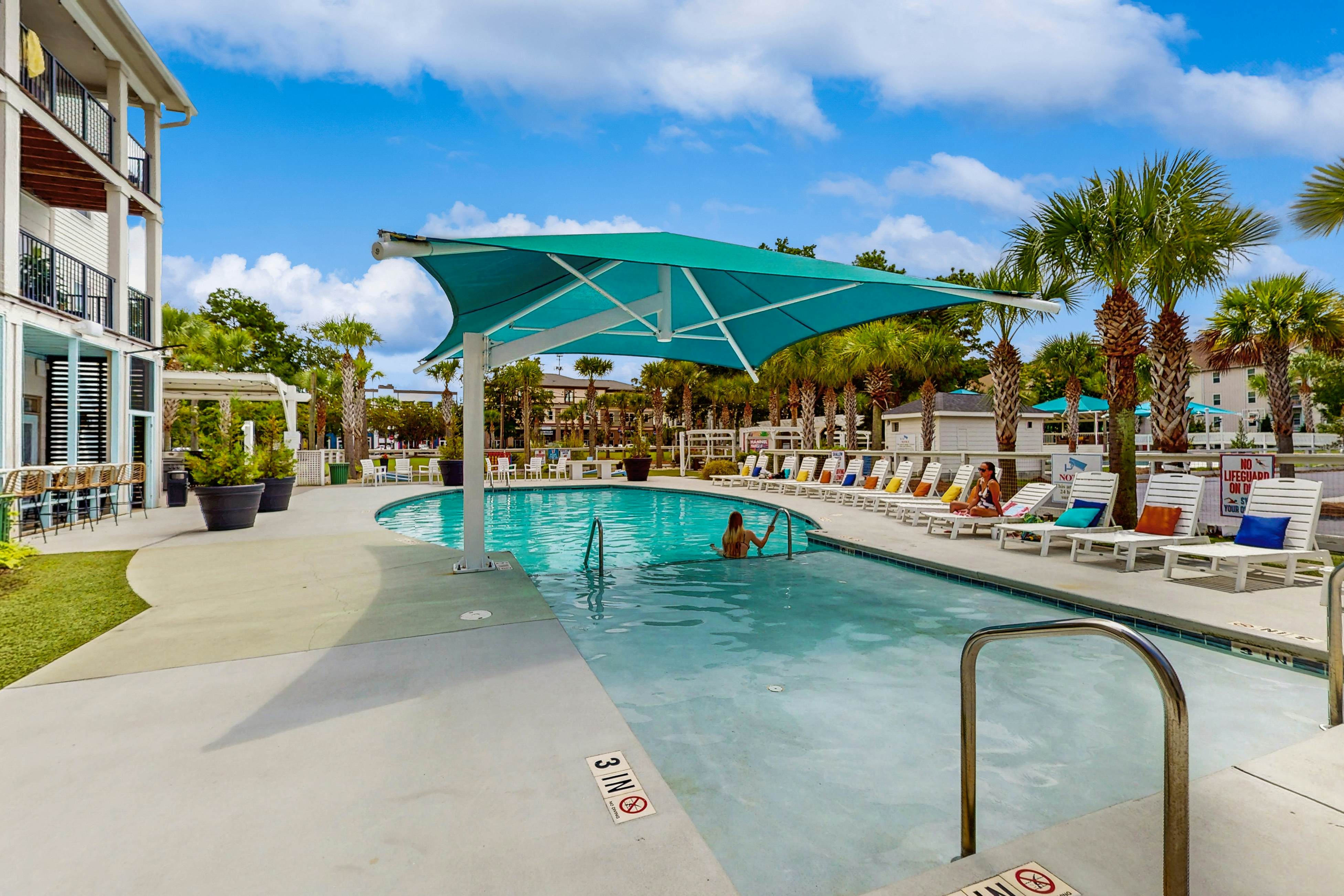 Stylish 2BR:  Pet Friendly in Walkable Resort with a Pool
