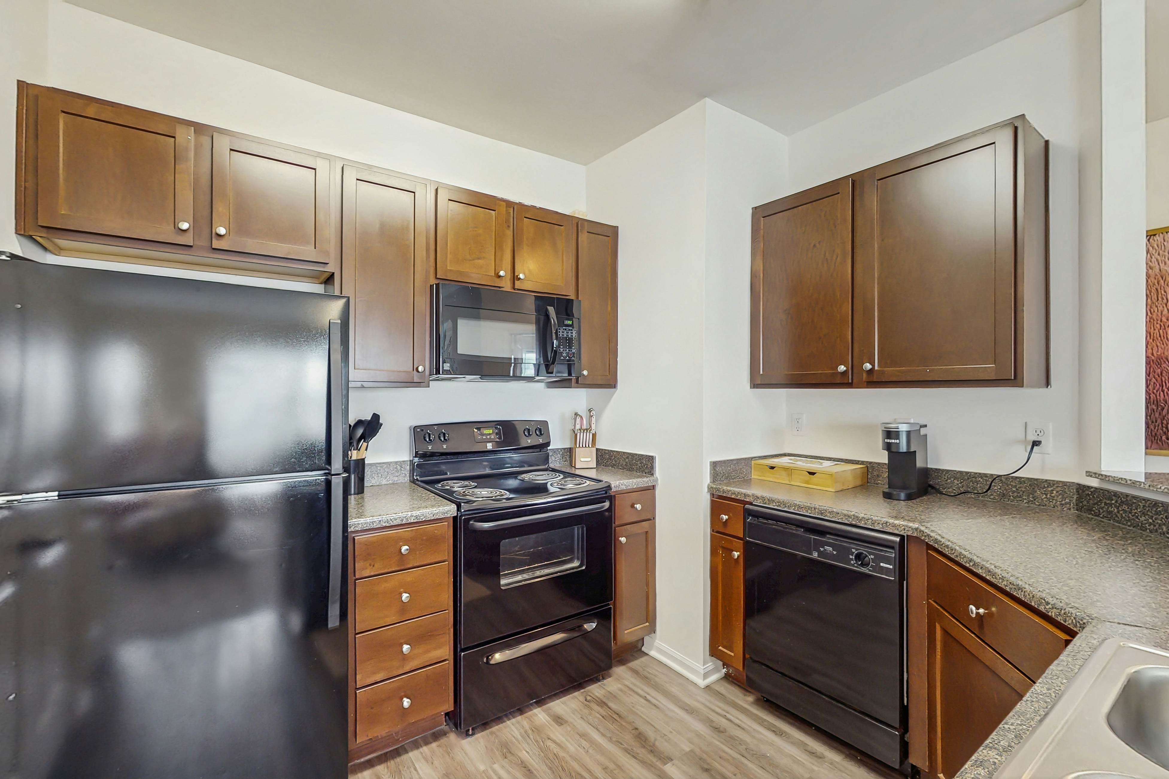 Stylish 2BR:  Pet Friendly in Walkable Resort with a Pool