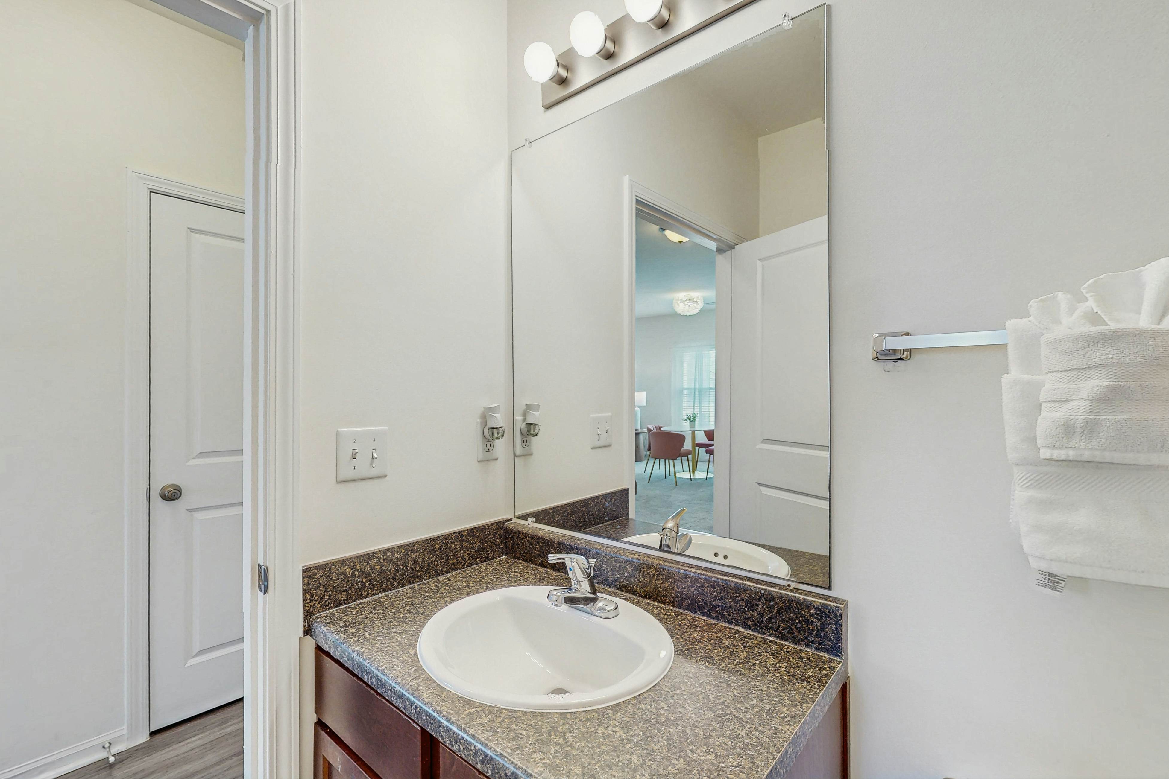 Stylish 2BR:  Pet Friendly in Walkable Resort with a Pool