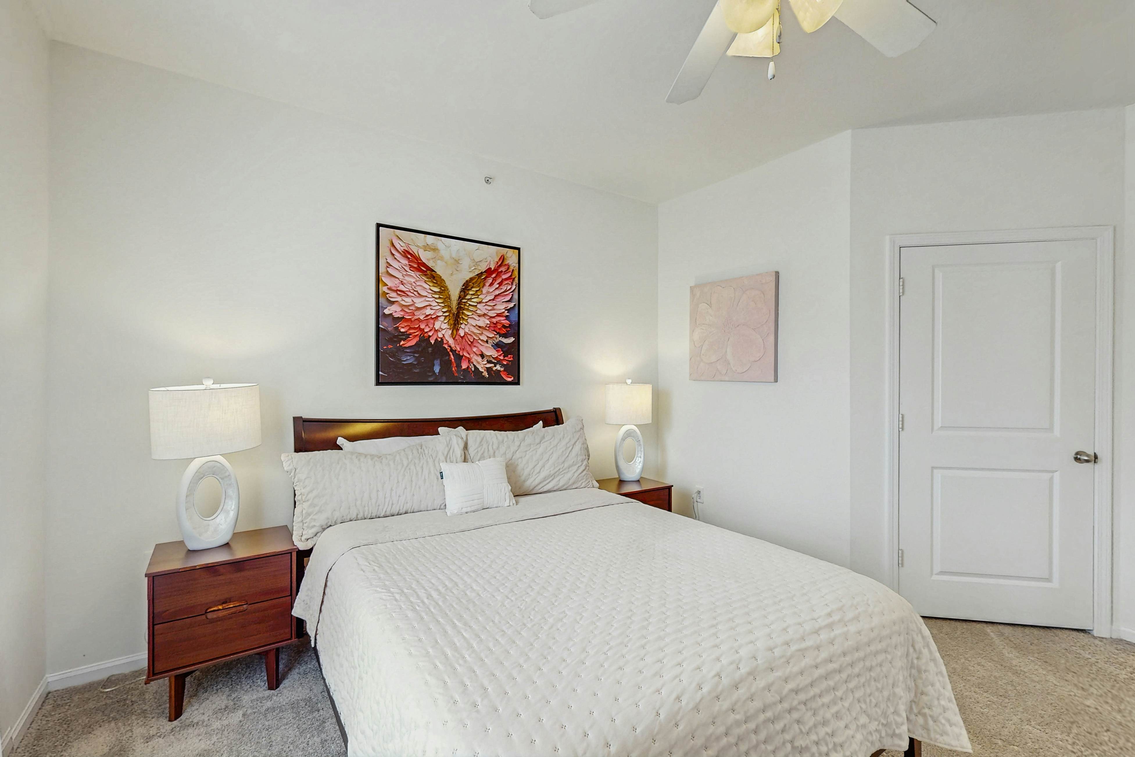 Stylish 2BR:  Pet Friendly in Walkable Resort with a Pool