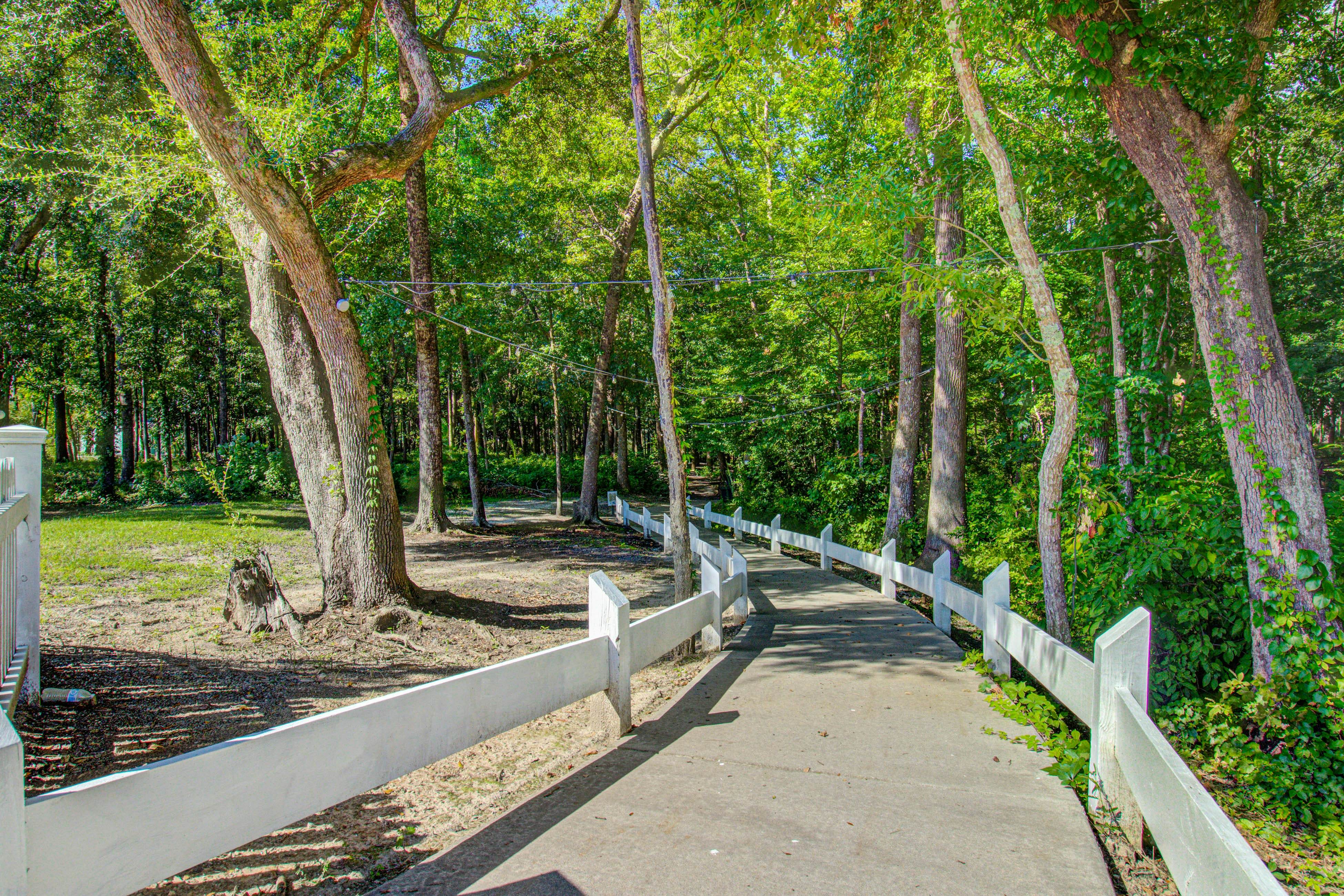 Stylish 2BR:  Pet Friendly in Walkable Resort with a Pool