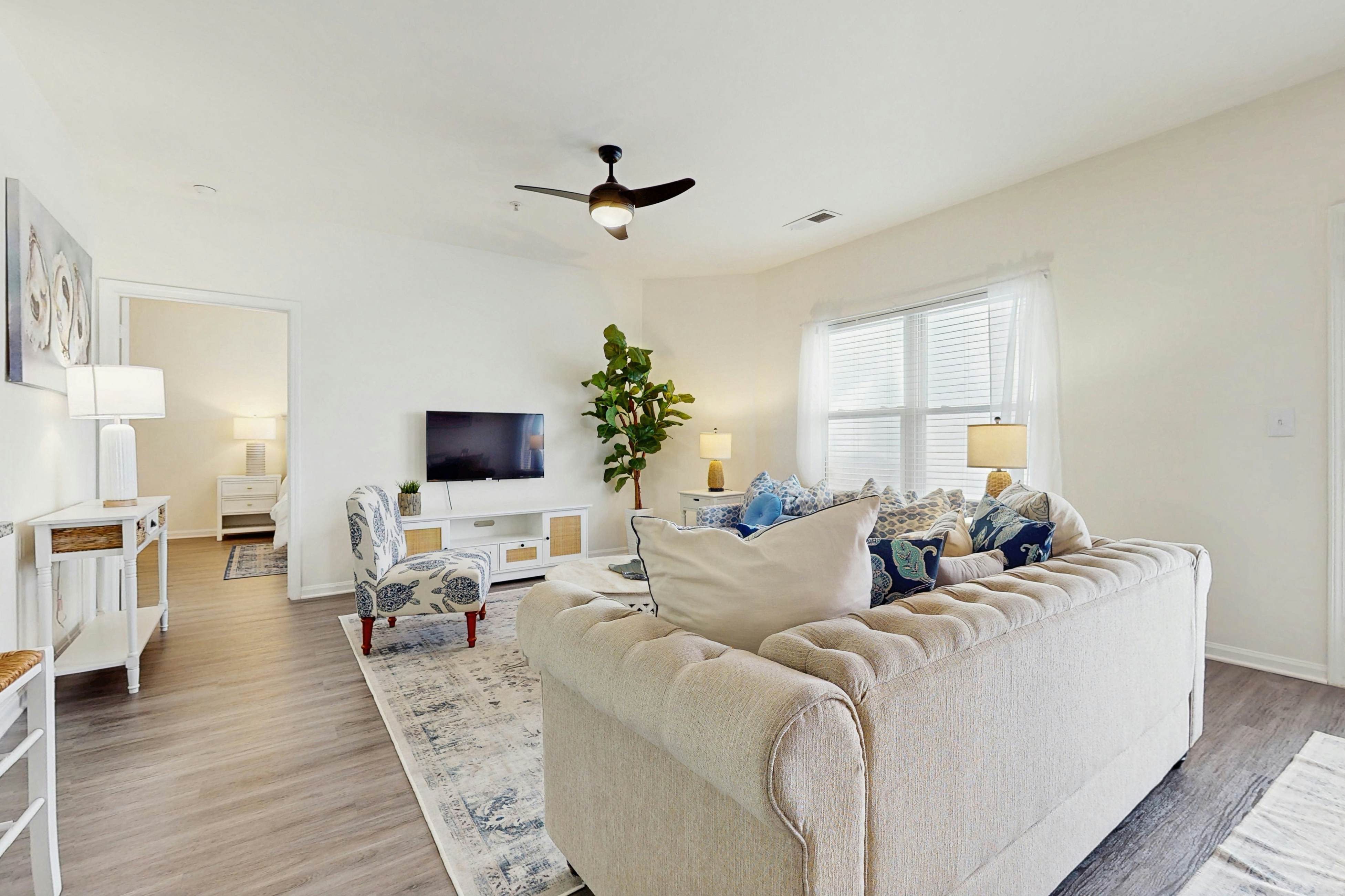 Sunny 2BR Pool View in Pet Friendly Resort w/ Pool Access