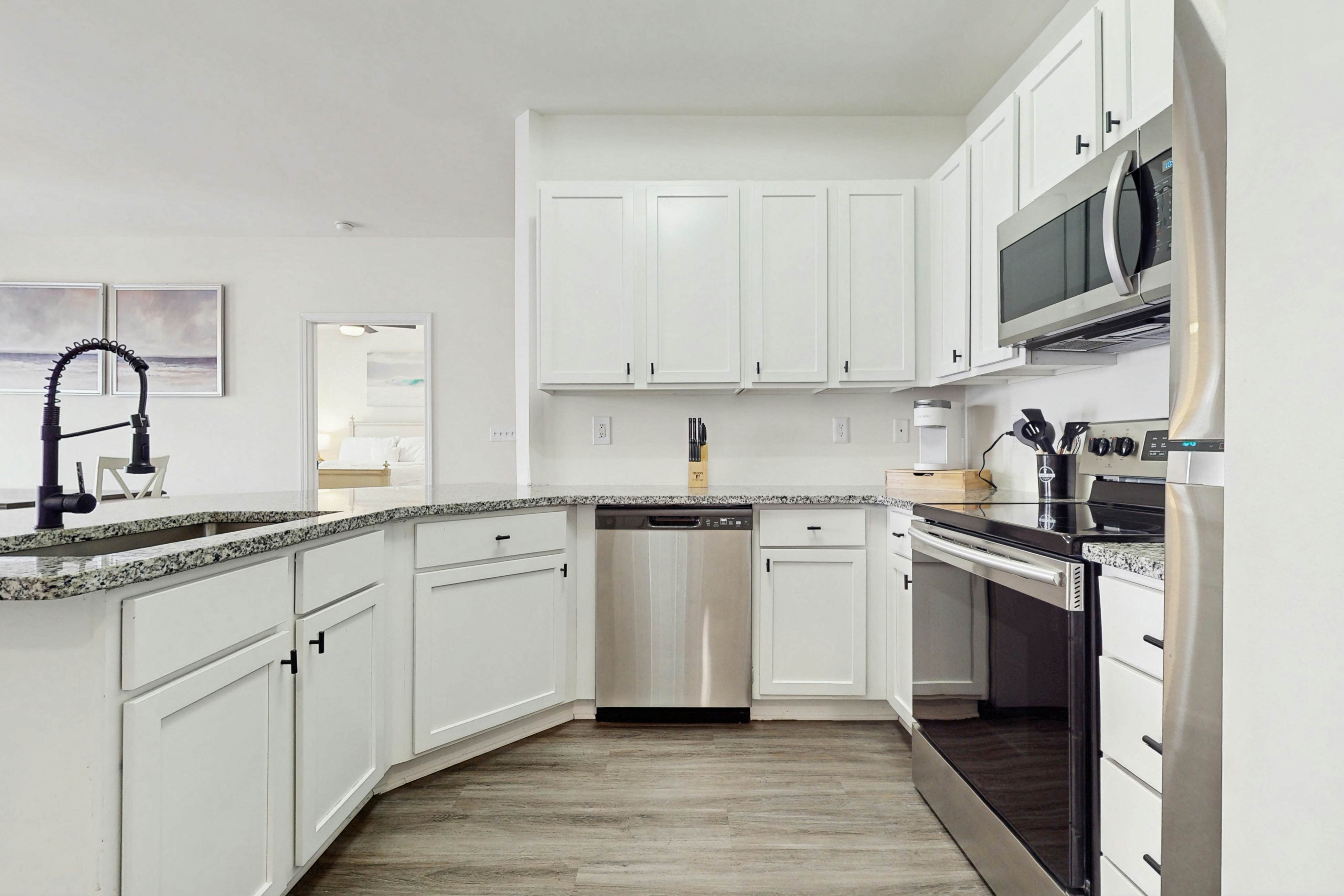 Sunny 2BR Pool View in Pet Friendly Resort w/ Pool Access