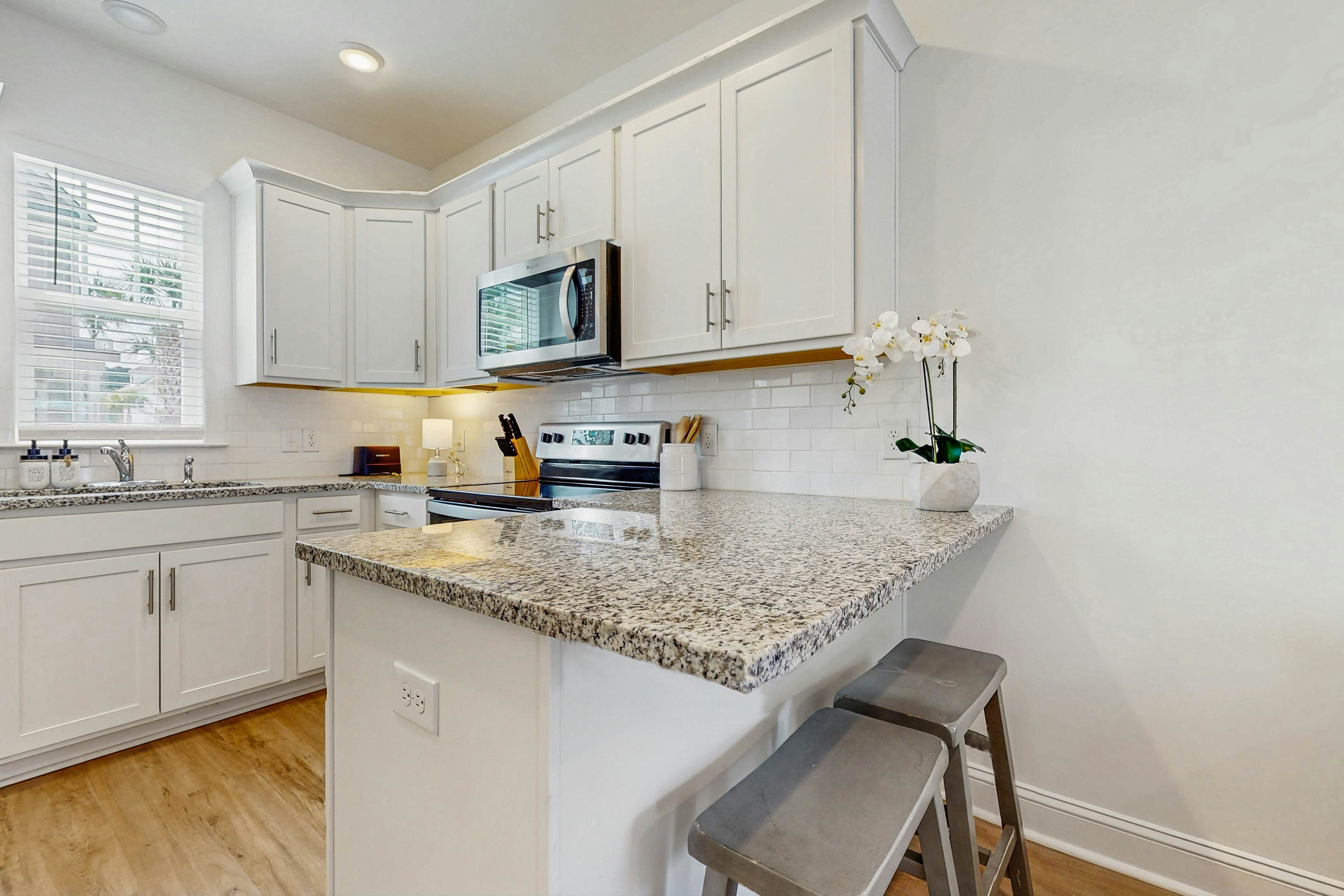 1BR loft in Pet Friendly Resort w/ pool, hot tub & parks