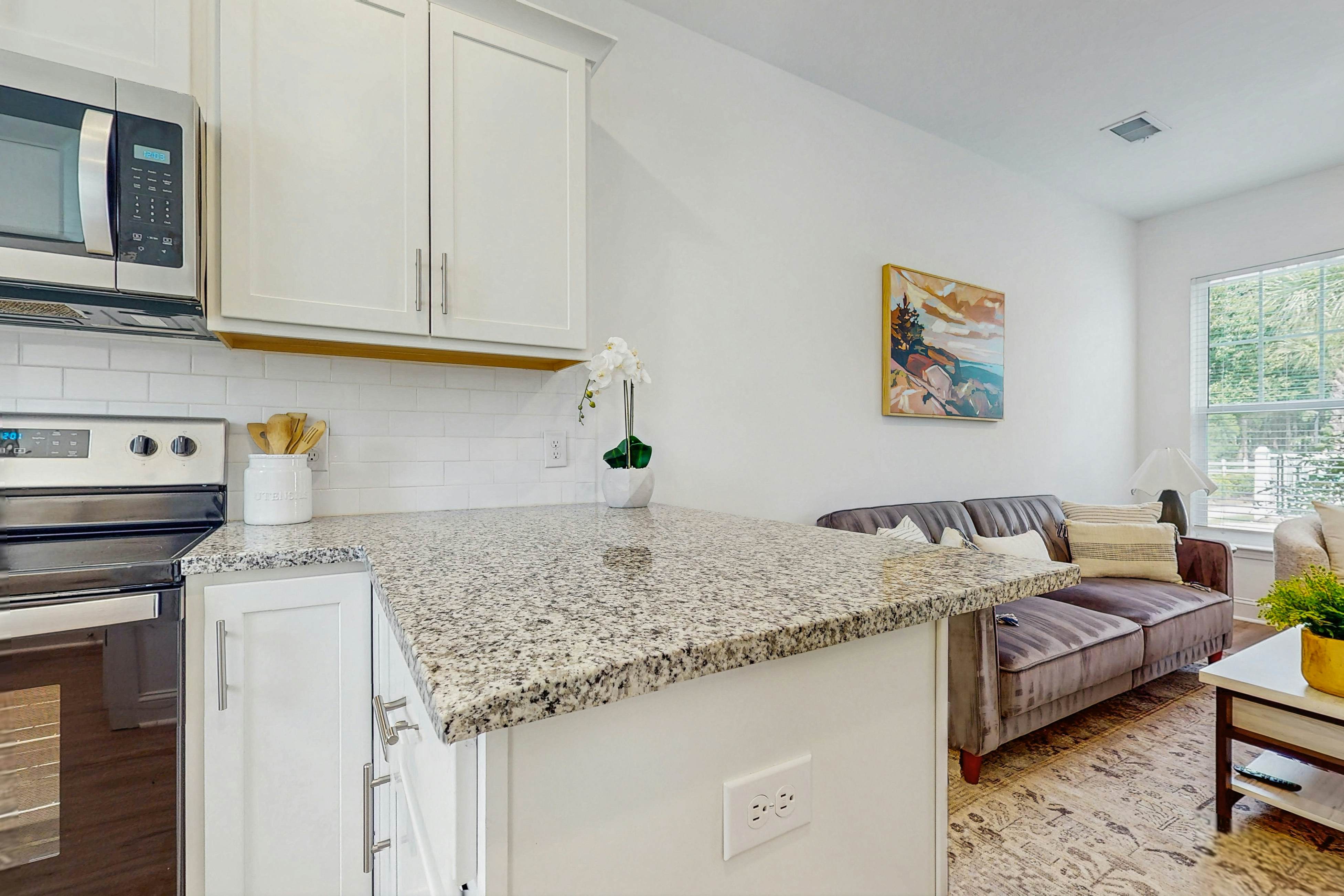 1BR loft in Pet Friendly Resort w/ pool, hot tub & parks