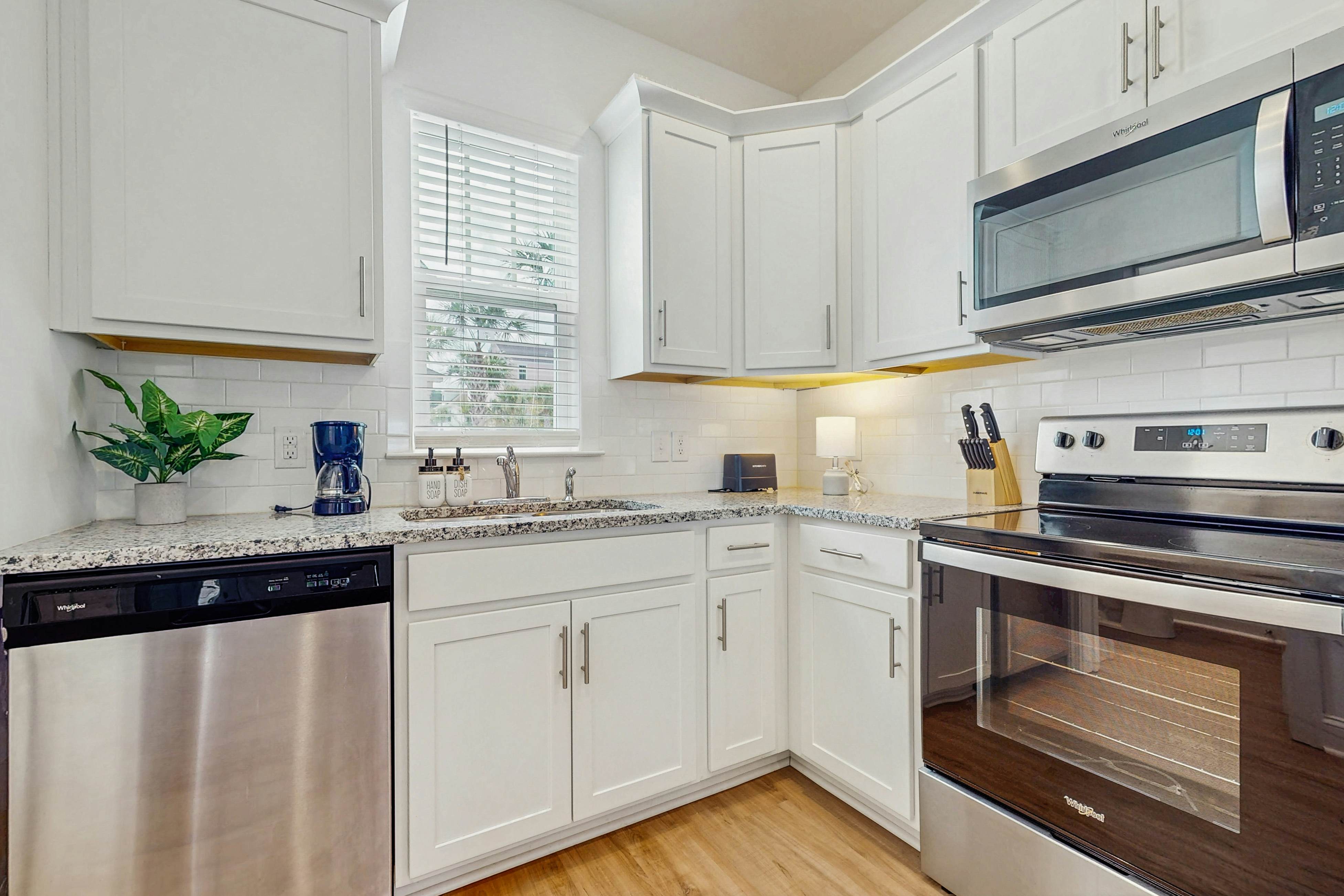 1BR loft in Pet Friendly Resort w/ pool, hot tub & parks