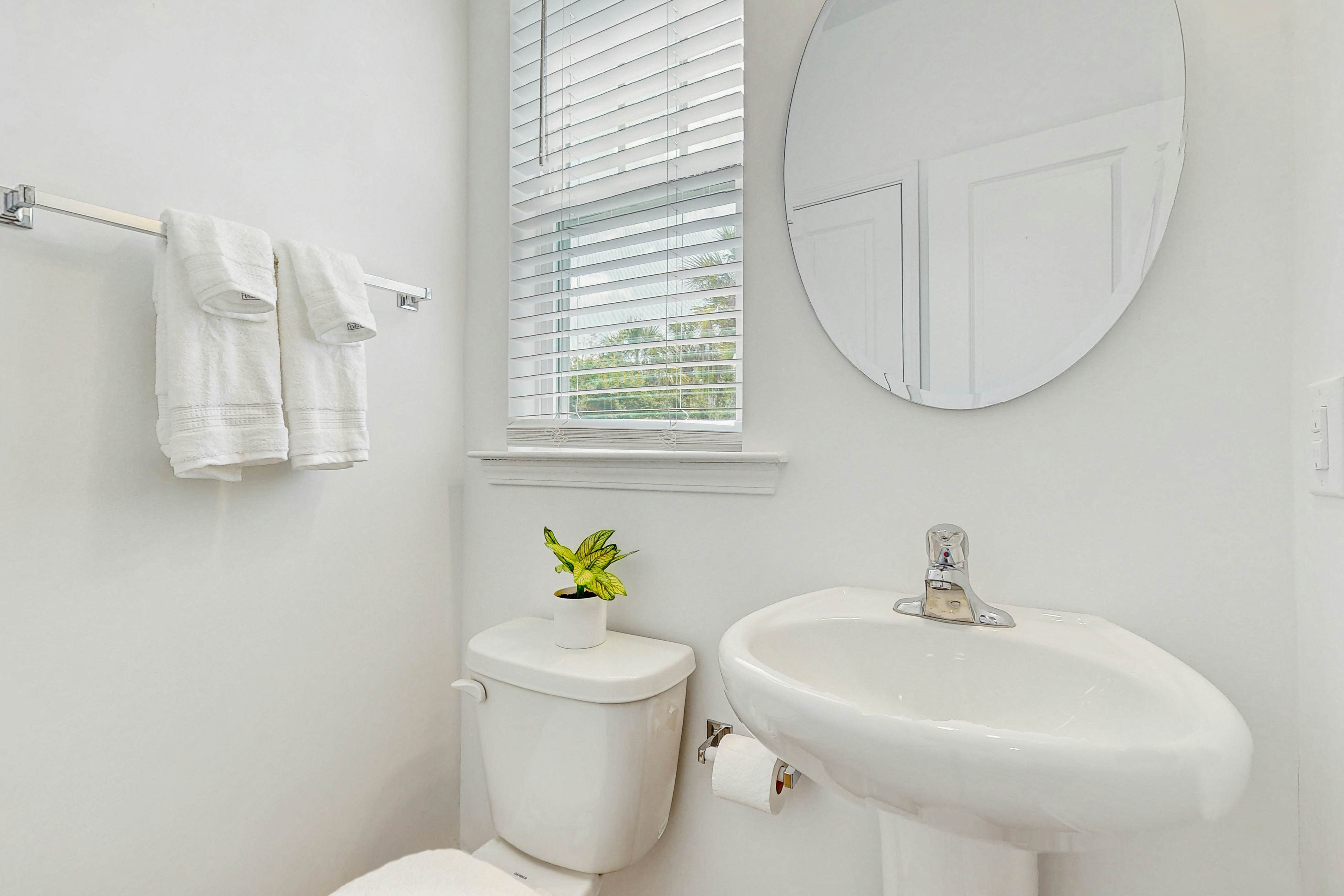 1BR loft in Pet Friendly Resort w/ pool, hot tub & parks