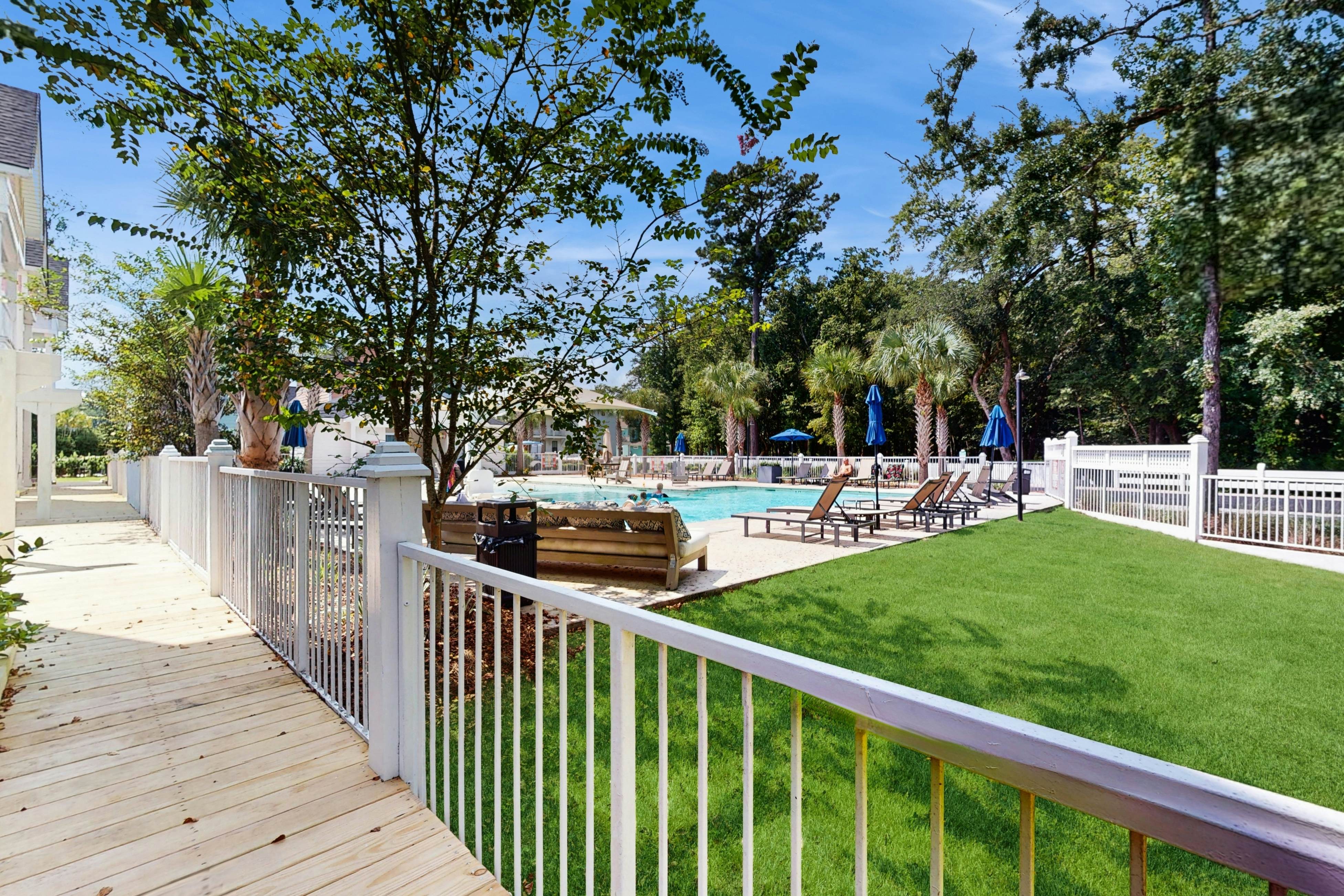 1BR loft in Pet Friendly Resort w/ pool, hot tub & parks