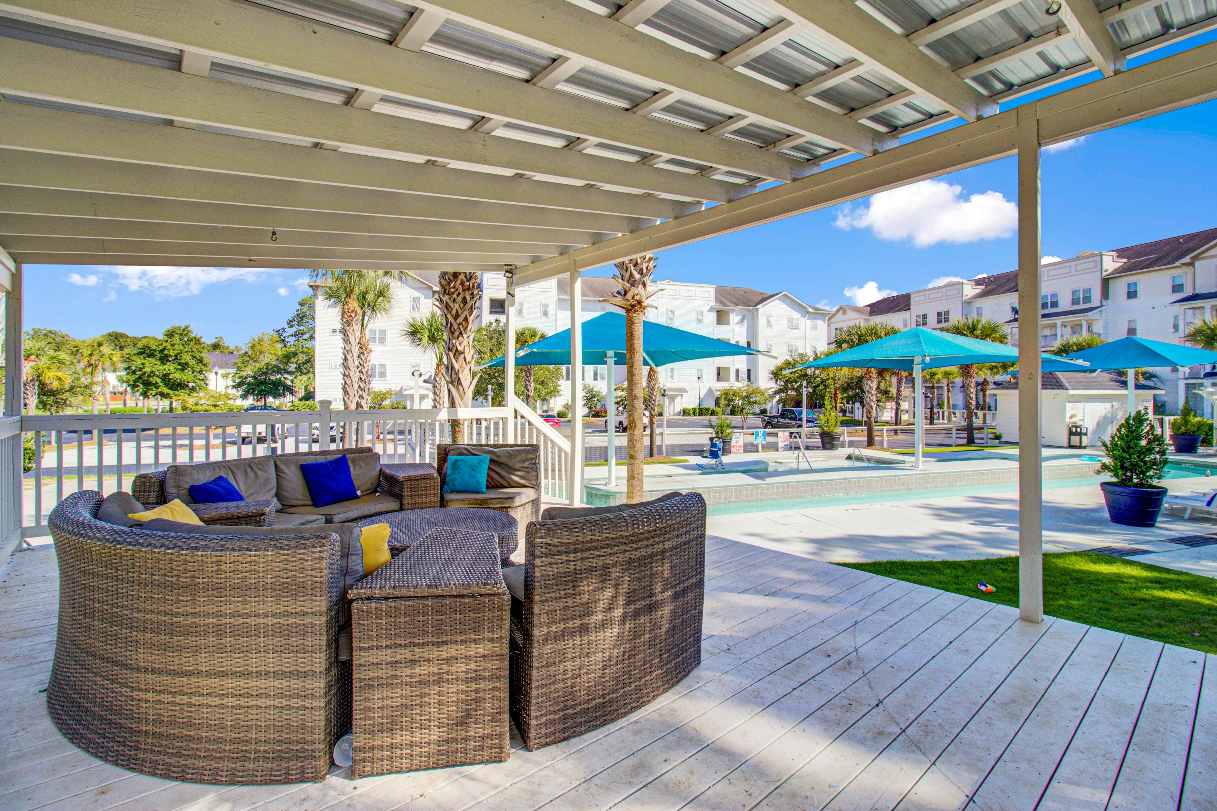 1BR loft in Pet Friendly Resort w/ pool, hot tub & parks