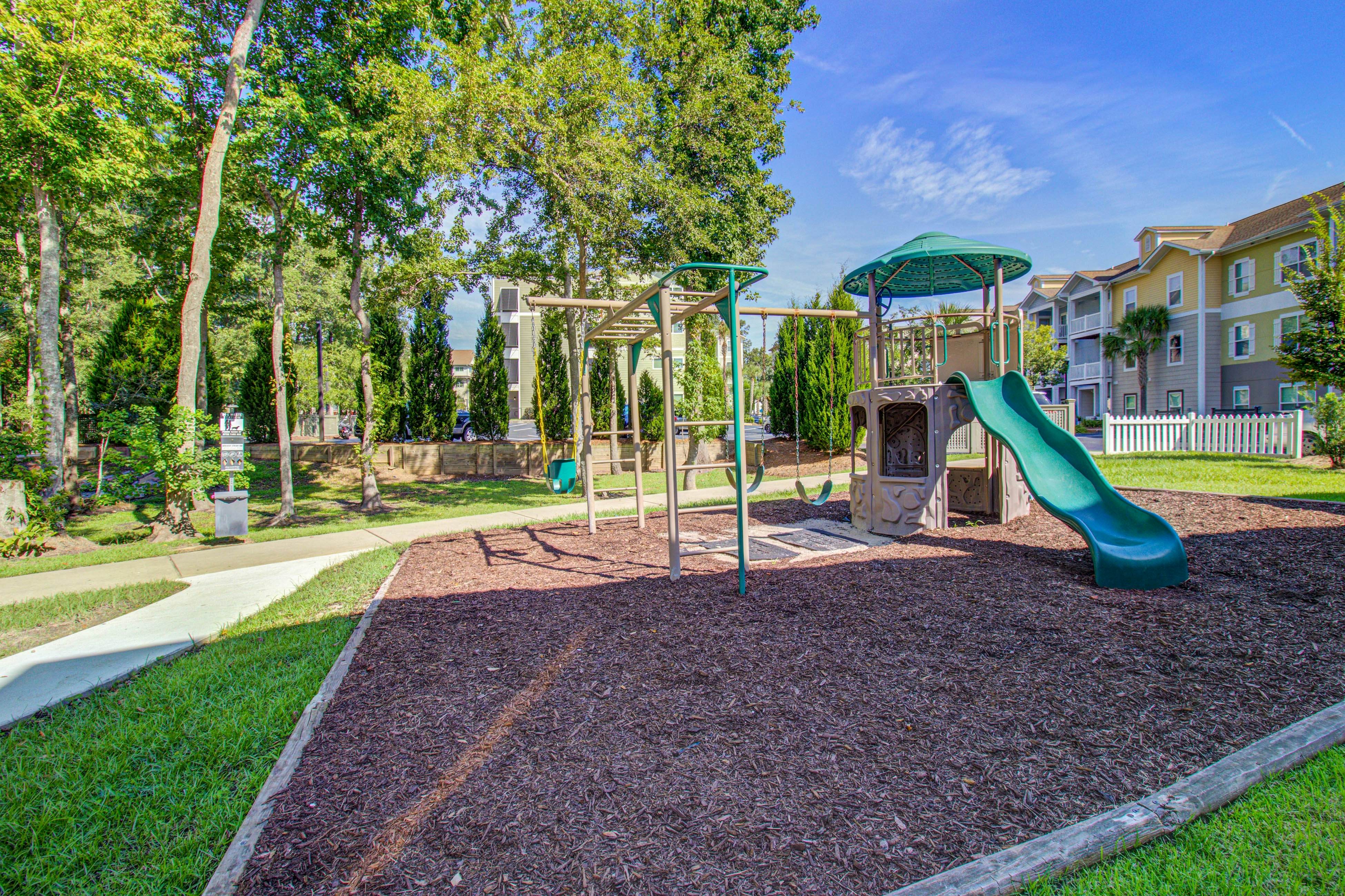 1BR loft in Pet Friendly Resort w/ pool, hot tub & parks