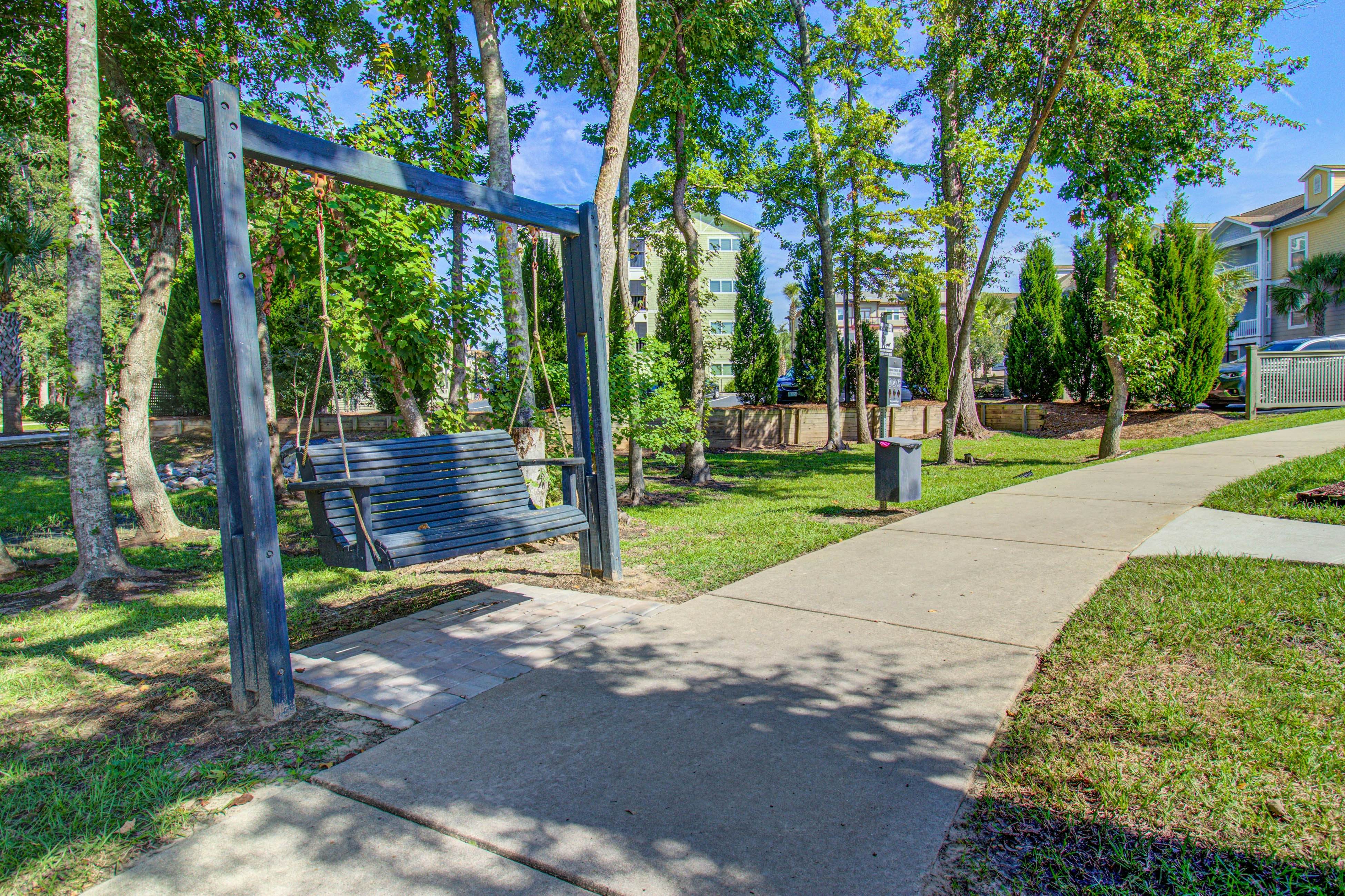 1BR loft in Pet Friendly Resort w/ pool, hot tub & parks