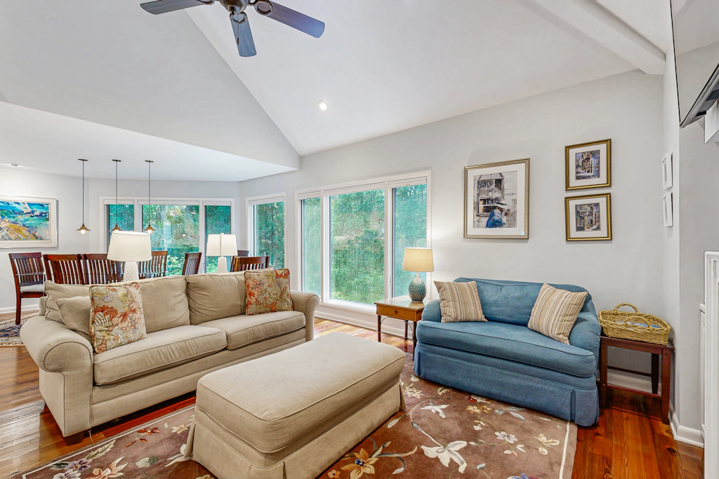 Bold villa with grill, outdoor shower & deck - by beach and Camp St. Christopher