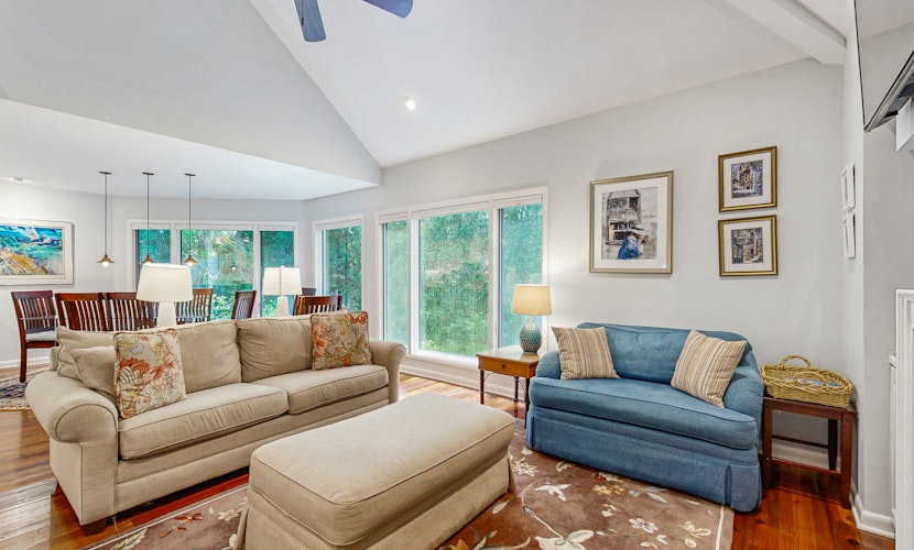 Bold villa with grill, outdoor shower & deck - by beach and Camp St. Christopher