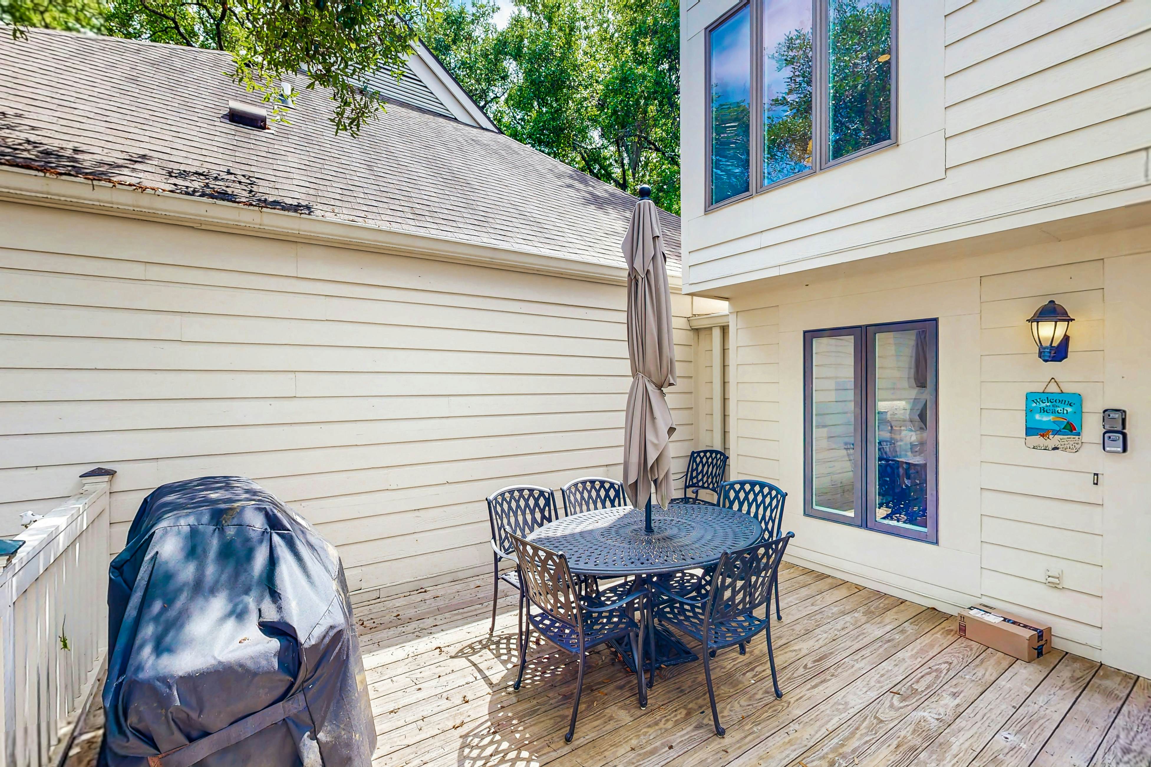 Bold villa with grill, outdoor shower & deck - by beach and Camp St. Christopher