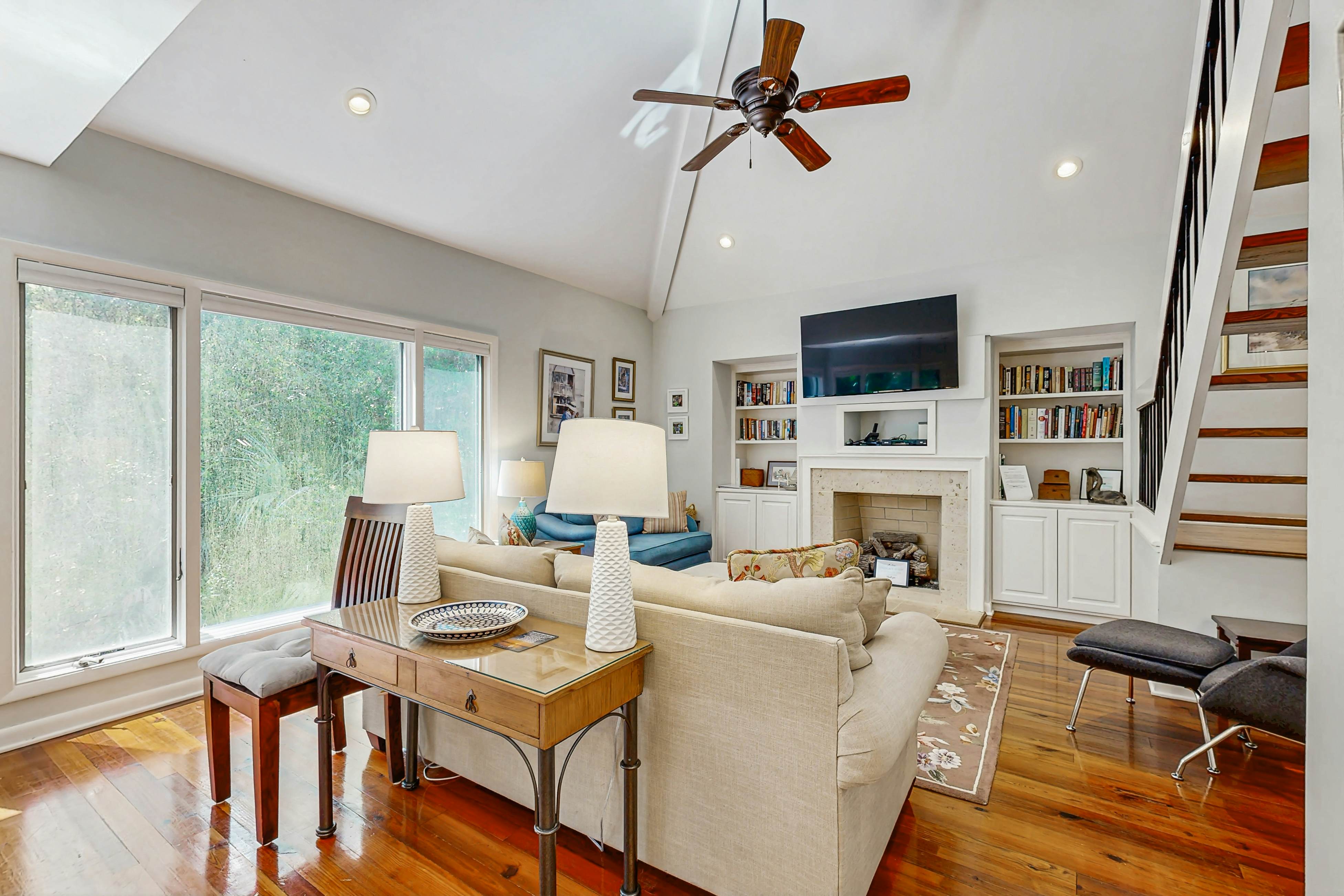 Bold villa with grill, outdoor shower & deck - by beach and Camp St. Christopher