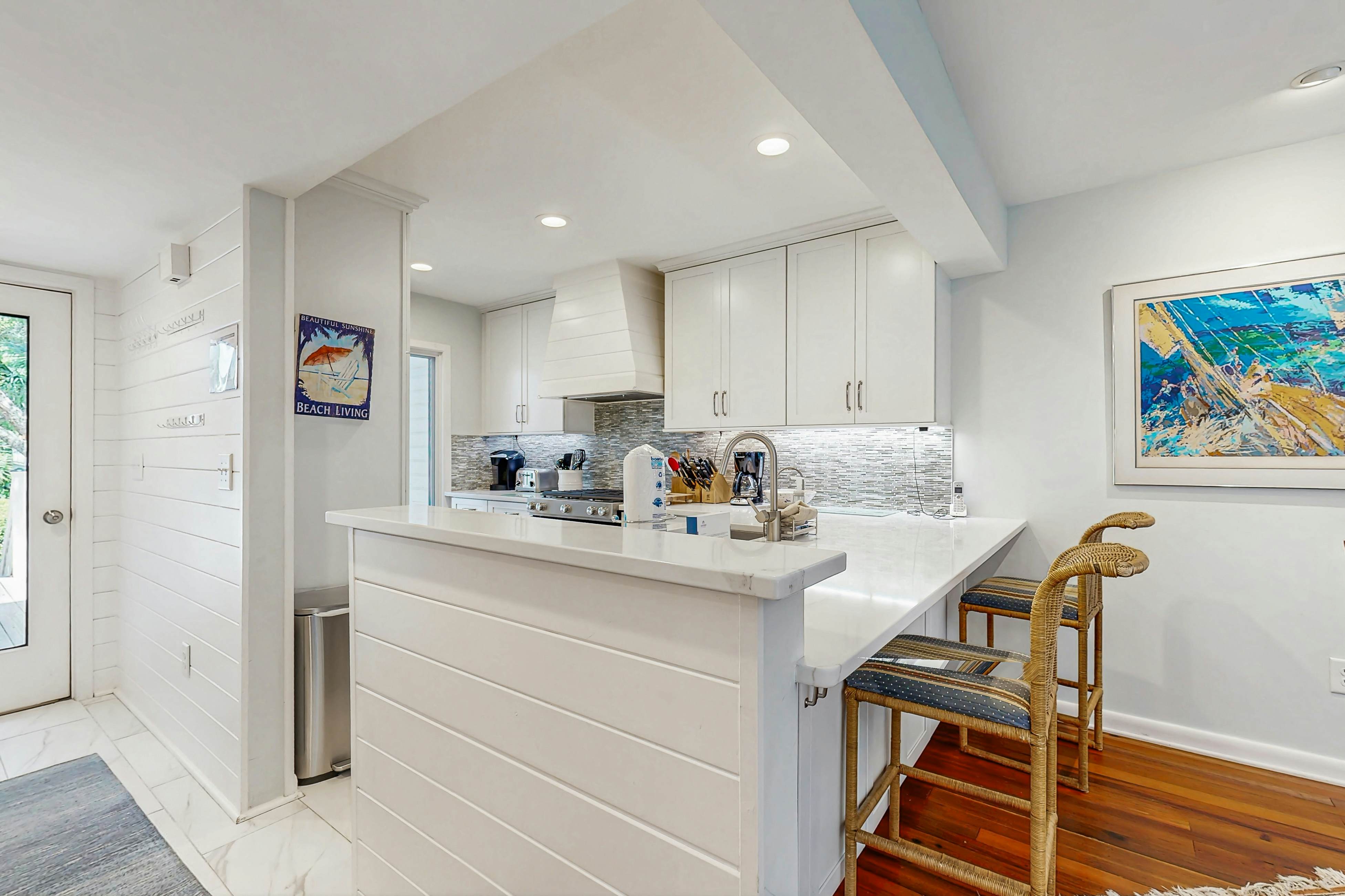 Bold villa with grill, outdoor shower & deck - by beach and Camp St. Christopher