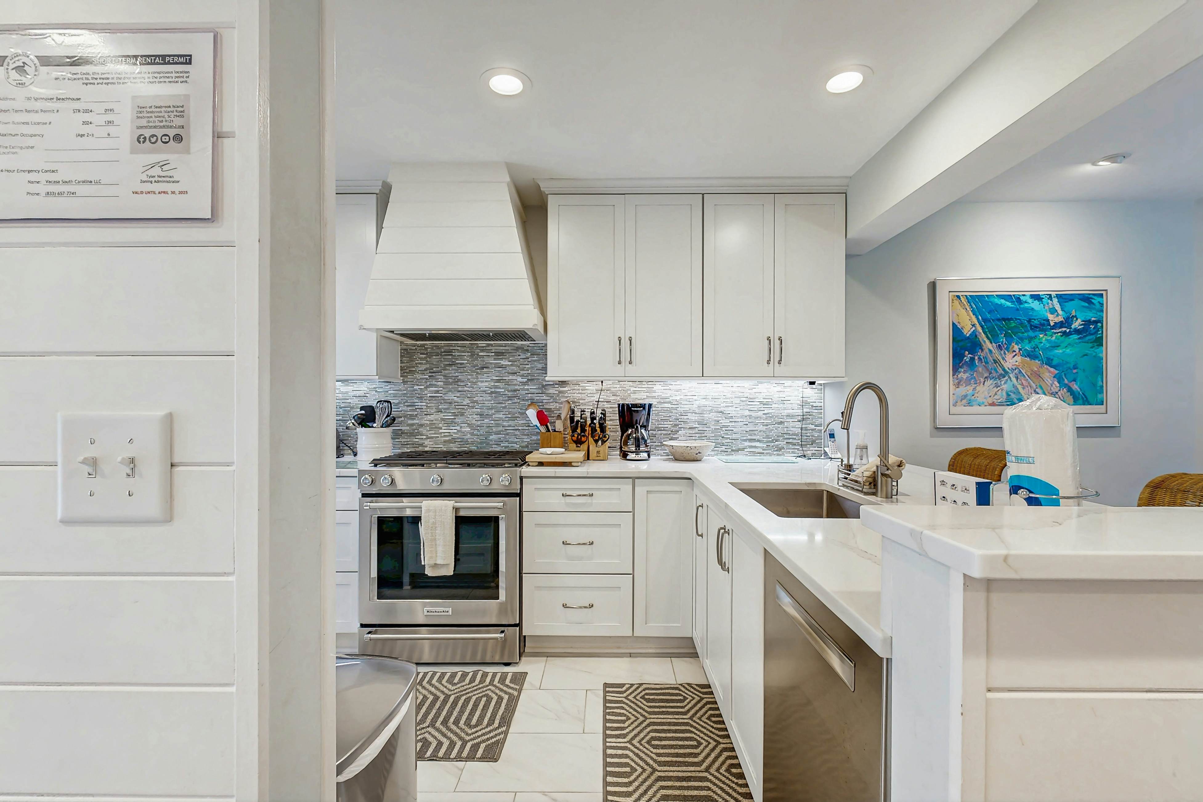 Bold villa with grill, outdoor shower & deck - by beach and Camp St. Christopher