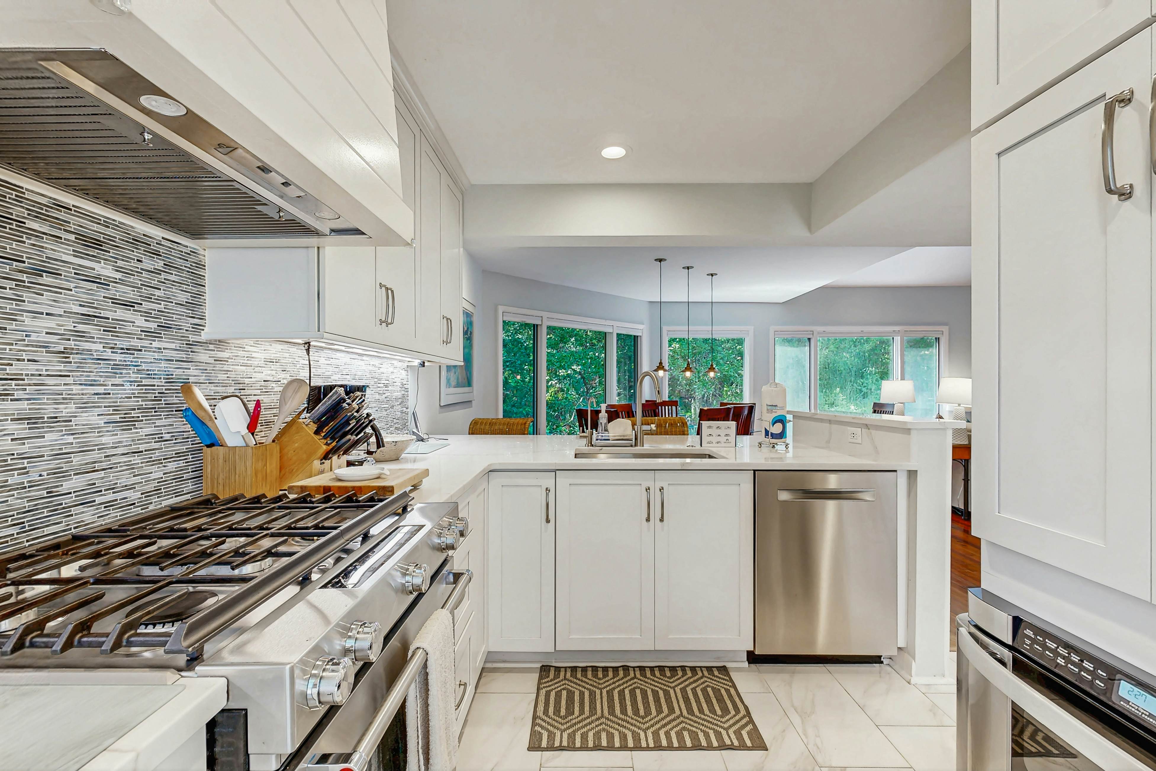 Bold villa with grill, outdoor shower & deck - by beach and Camp St. Christopher