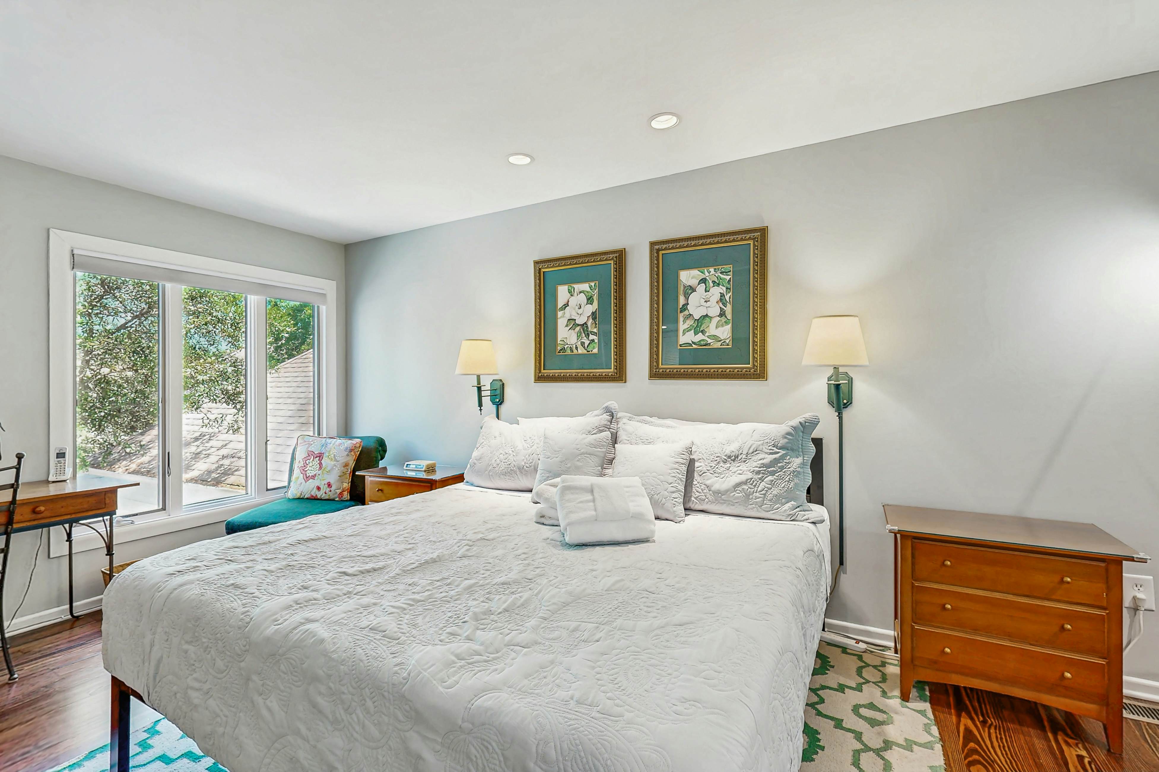 Bold villa with grill, outdoor shower & deck - by beach and Camp St. Christopher