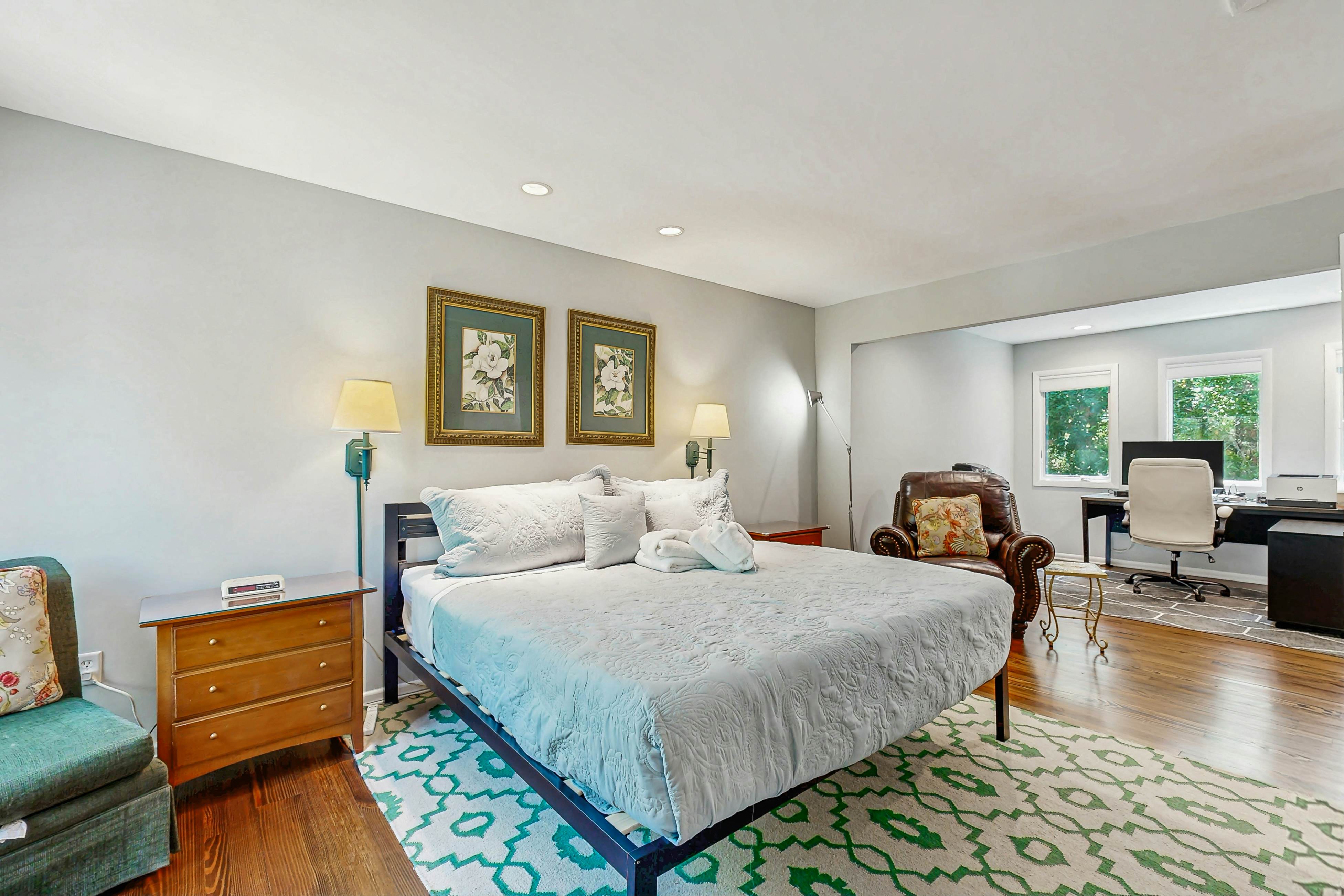 Bold villa with grill, outdoor shower & deck - by beach and Camp St. Christopher