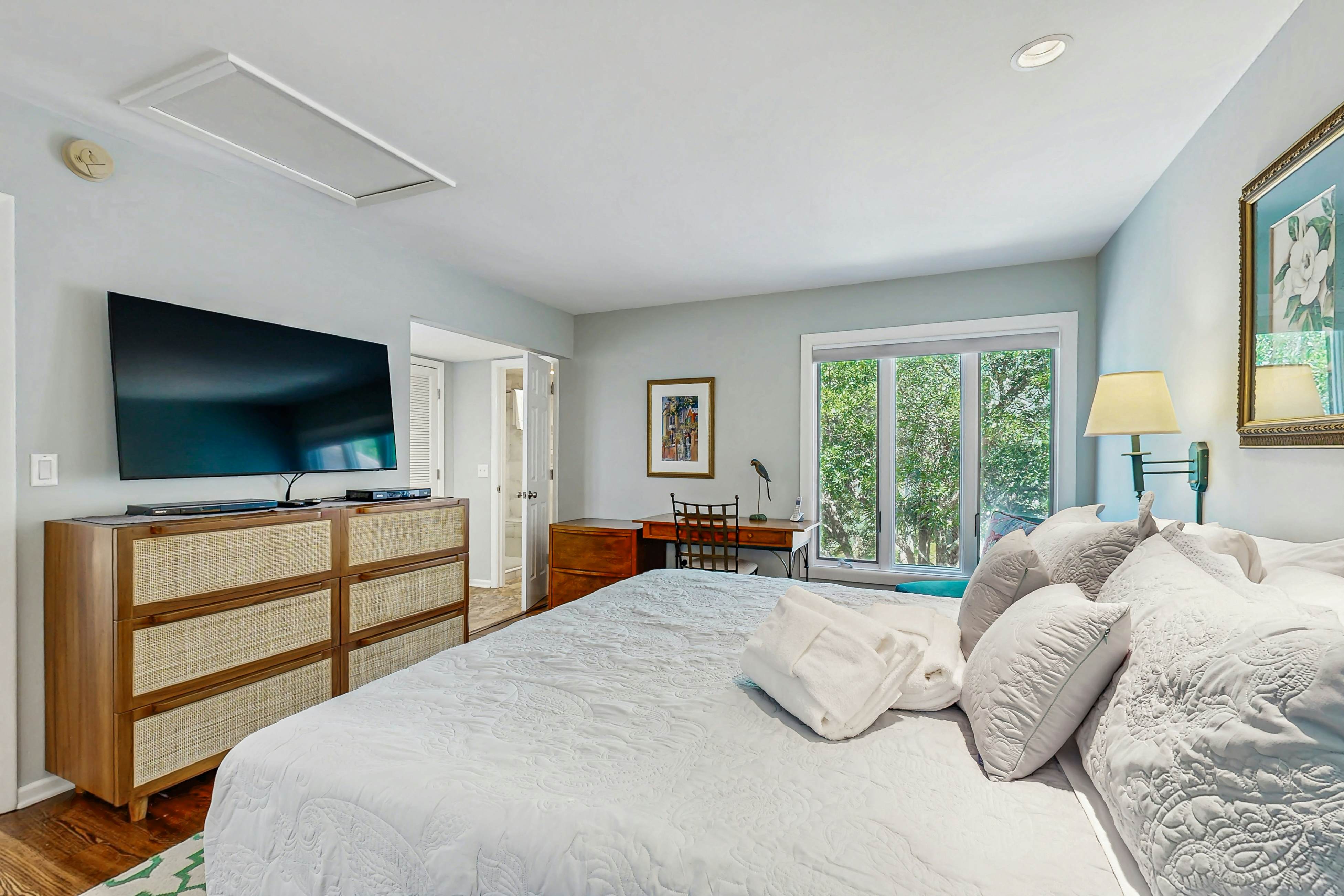 Bold villa with grill, outdoor shower & deck - by beach and Camp St. Christopher