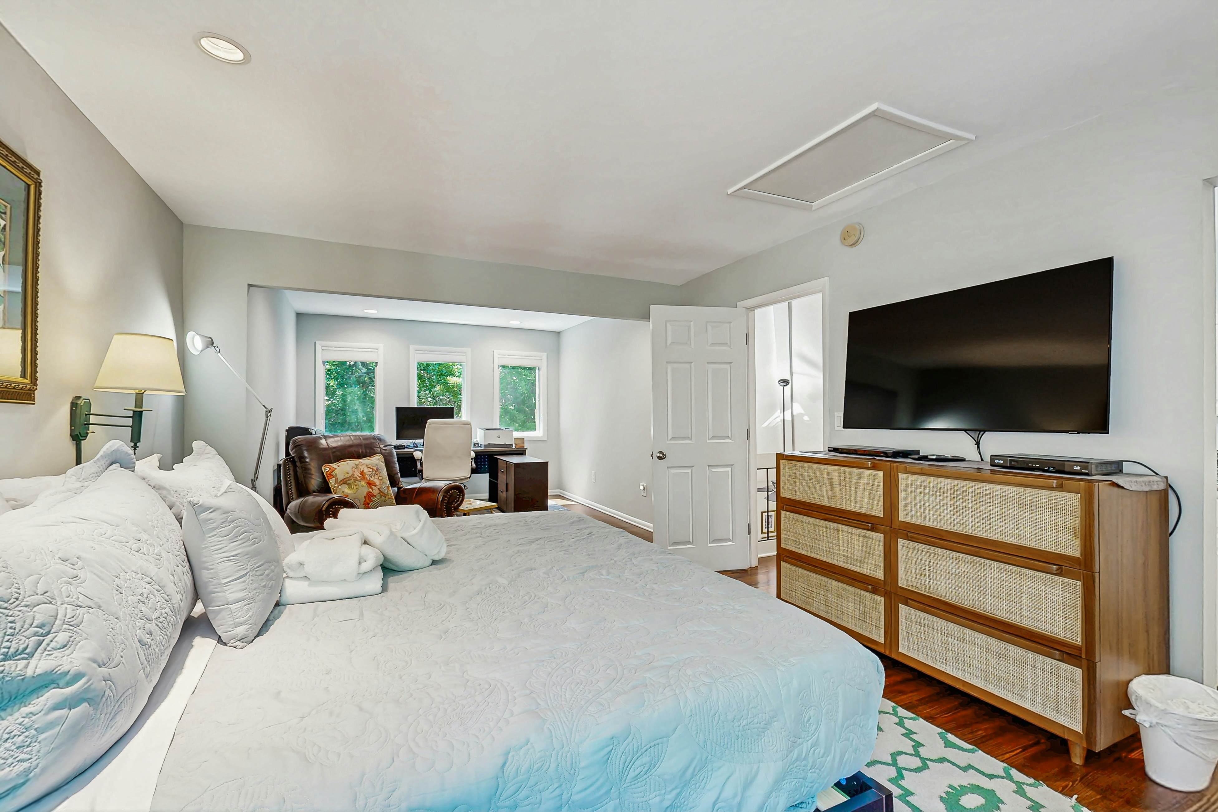 Bold villa with grill, outdoor shower & deck - by beach and Camp St. Christopher