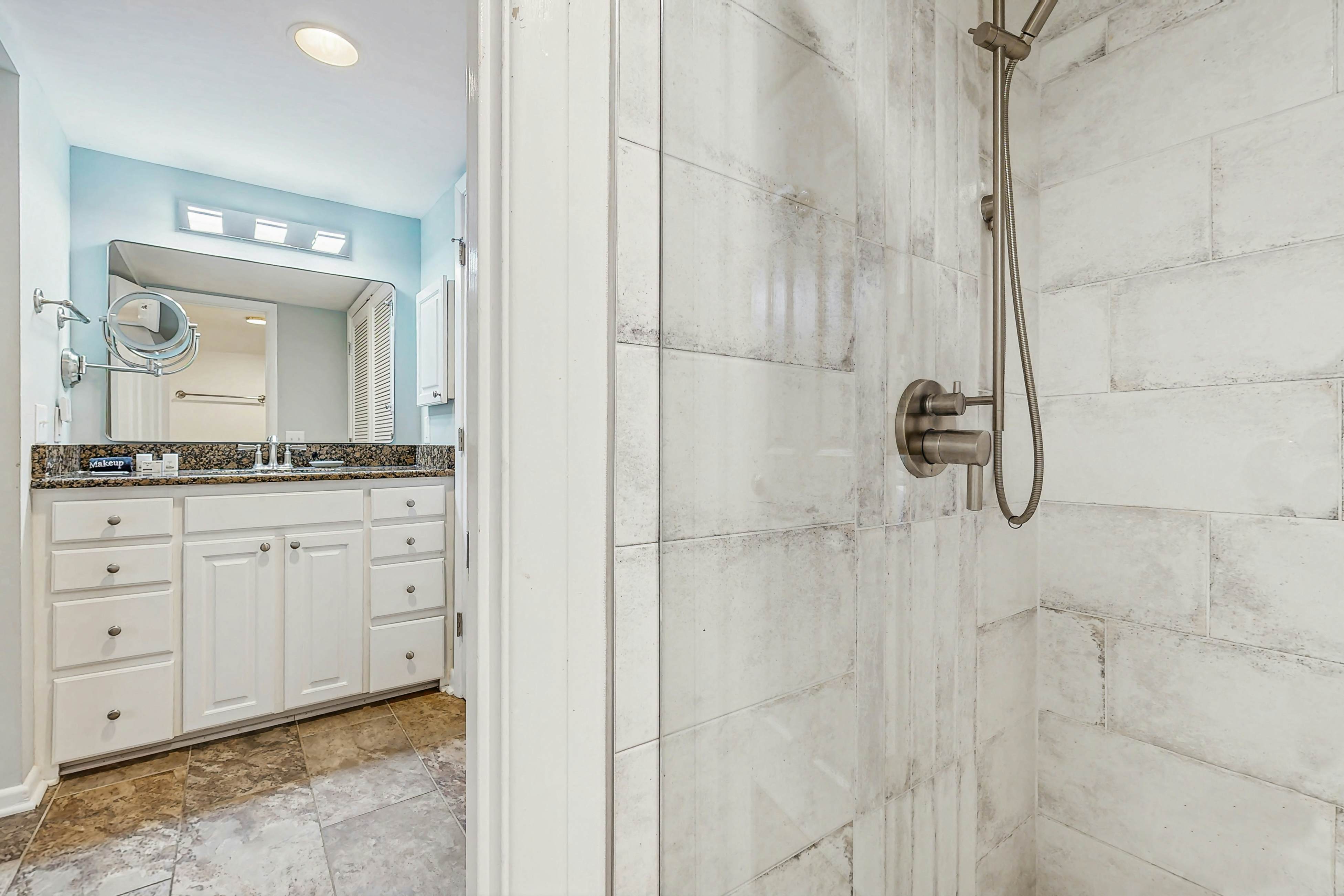 Bold villa with grill, outdoor shower & deck - by beach and Camp St. Christopher