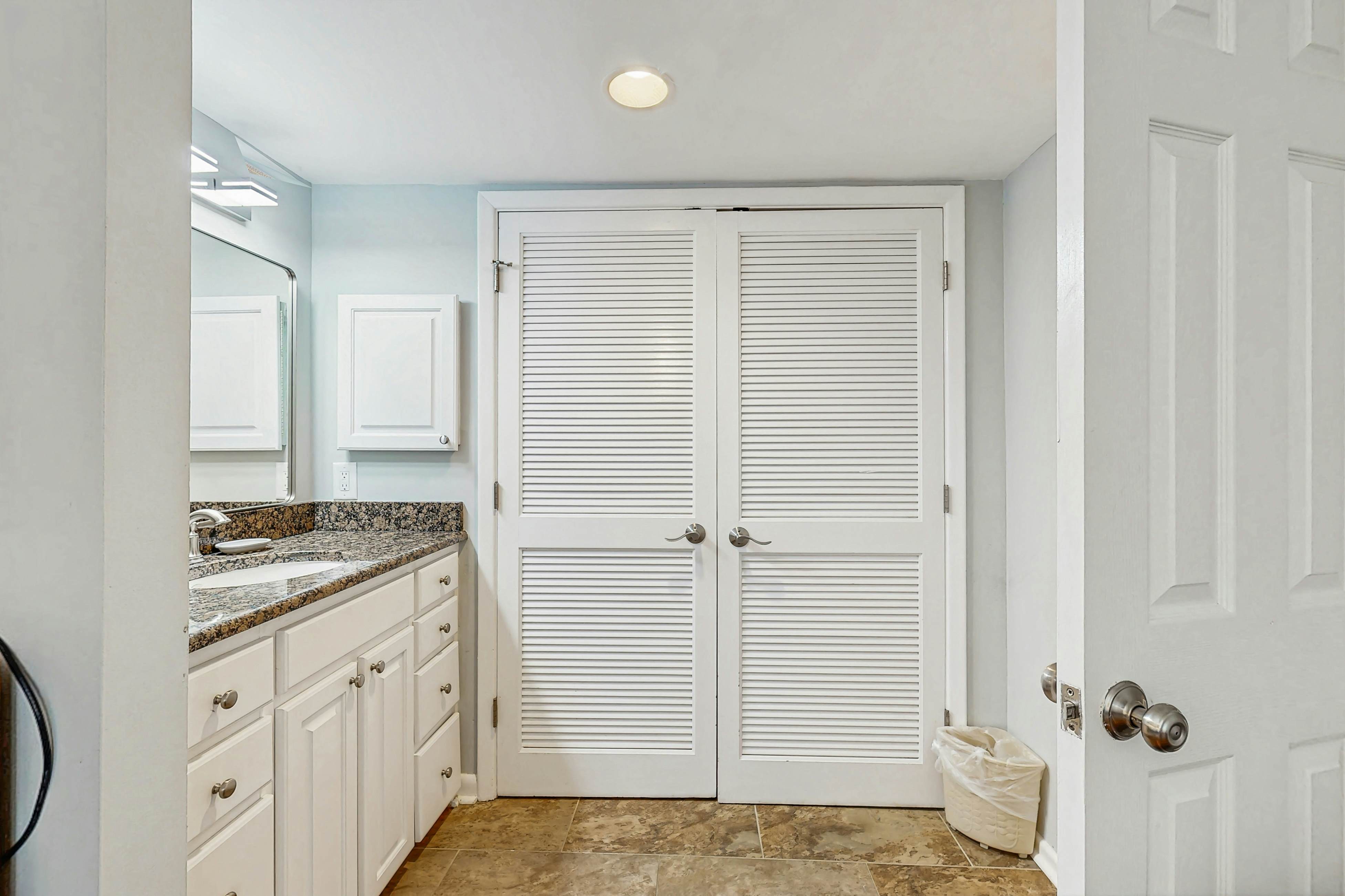 Bold villa with grill, outdoor shower & deck - by beach and Camp St. Christopher