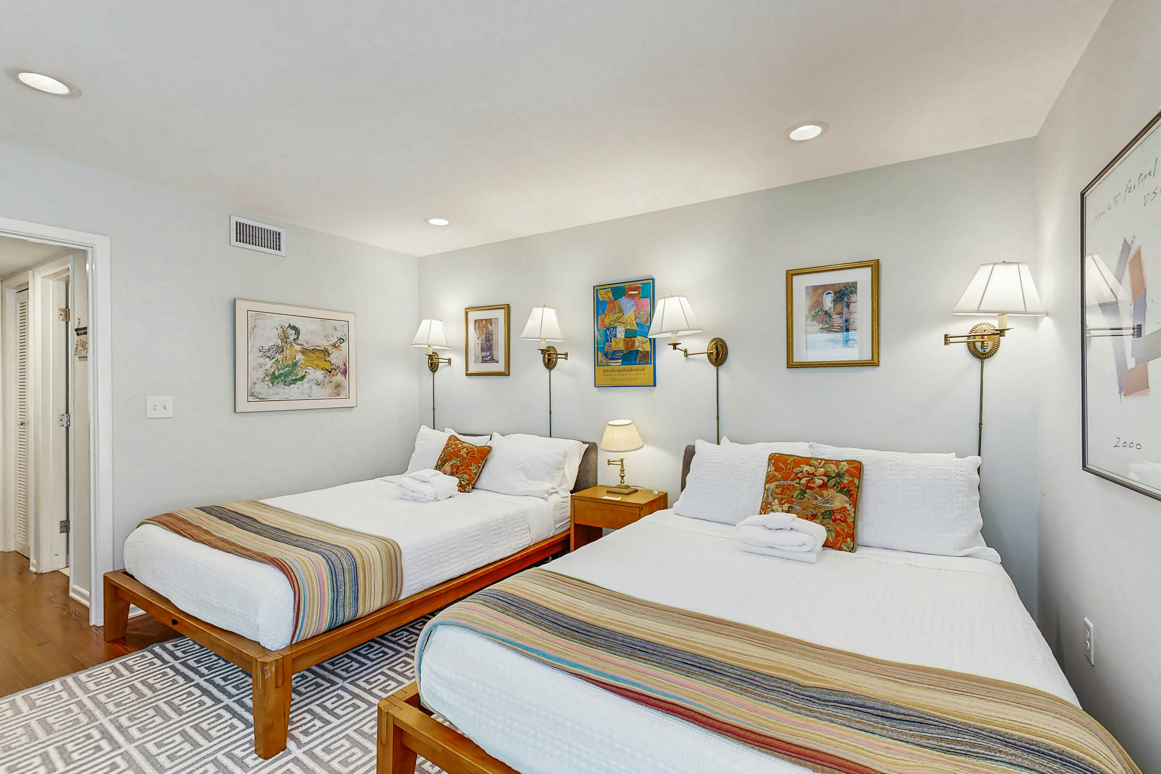 Bold villa with grill, outdoor shower & deck - by beach and Camp St. Christopher