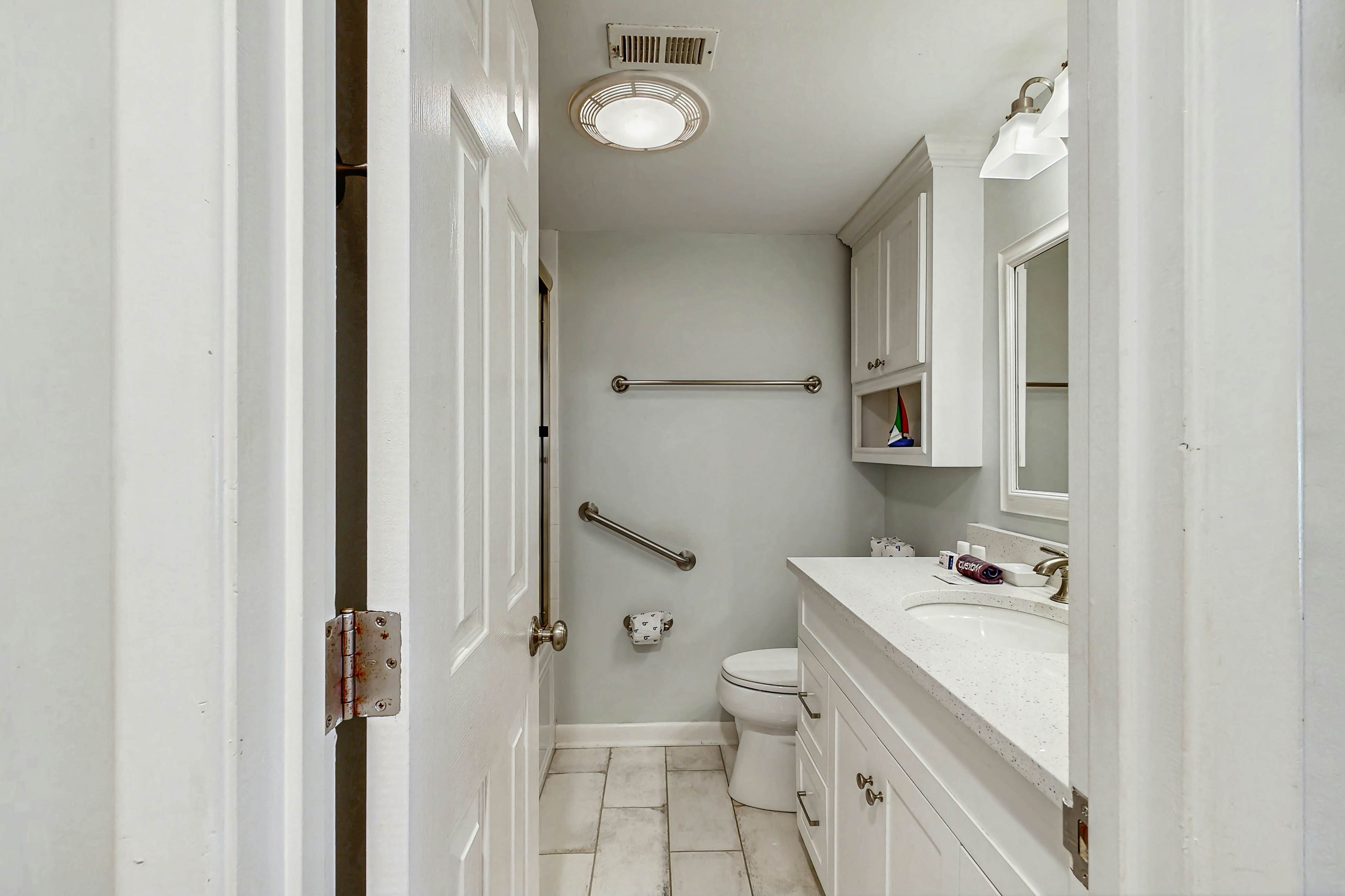 Bold villa with grill, outdoor shower & deck - by beach and Camp St. Christopher