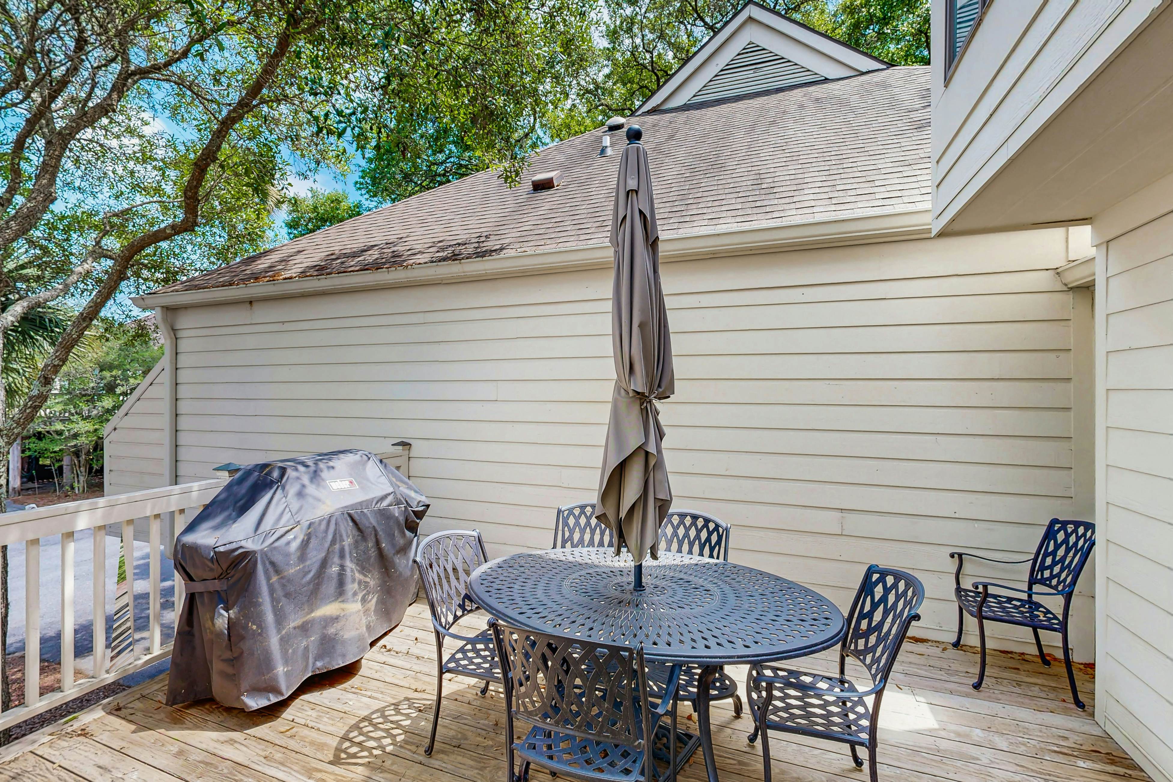 Bold villa with grill, outdoor shower & deck - by beach and Camp St. Christopher