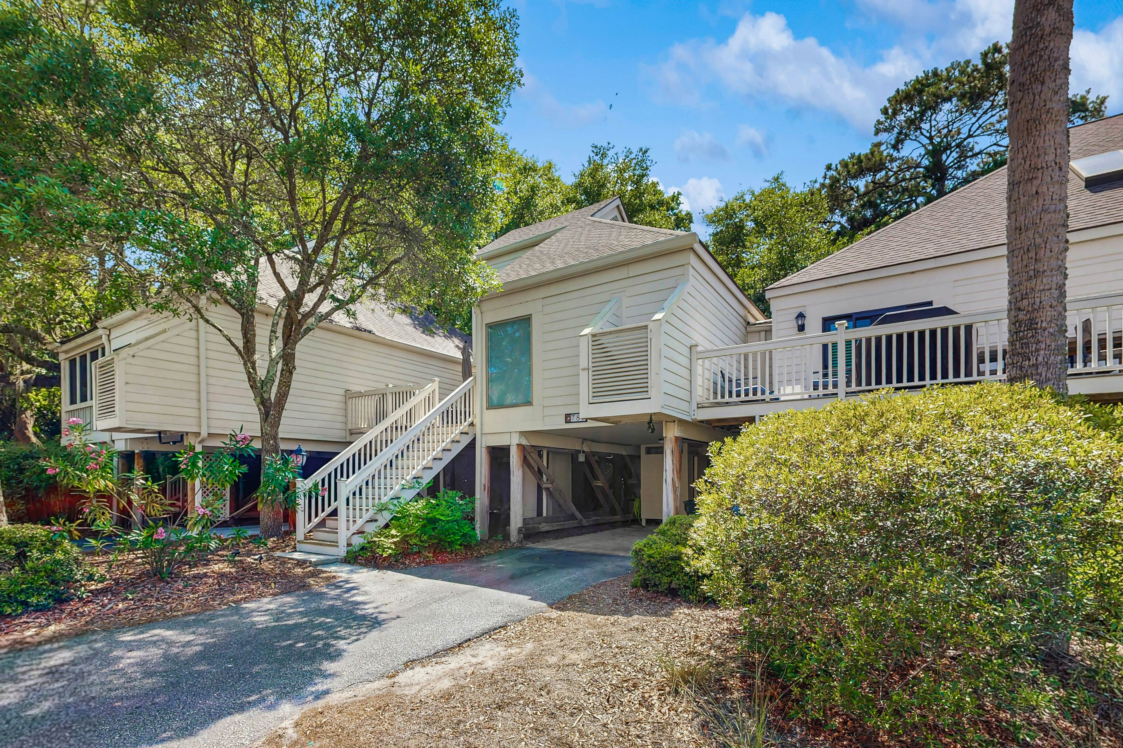 Bold villa with grill, outdoor shower & deck - by beach and Camp St. Christopher