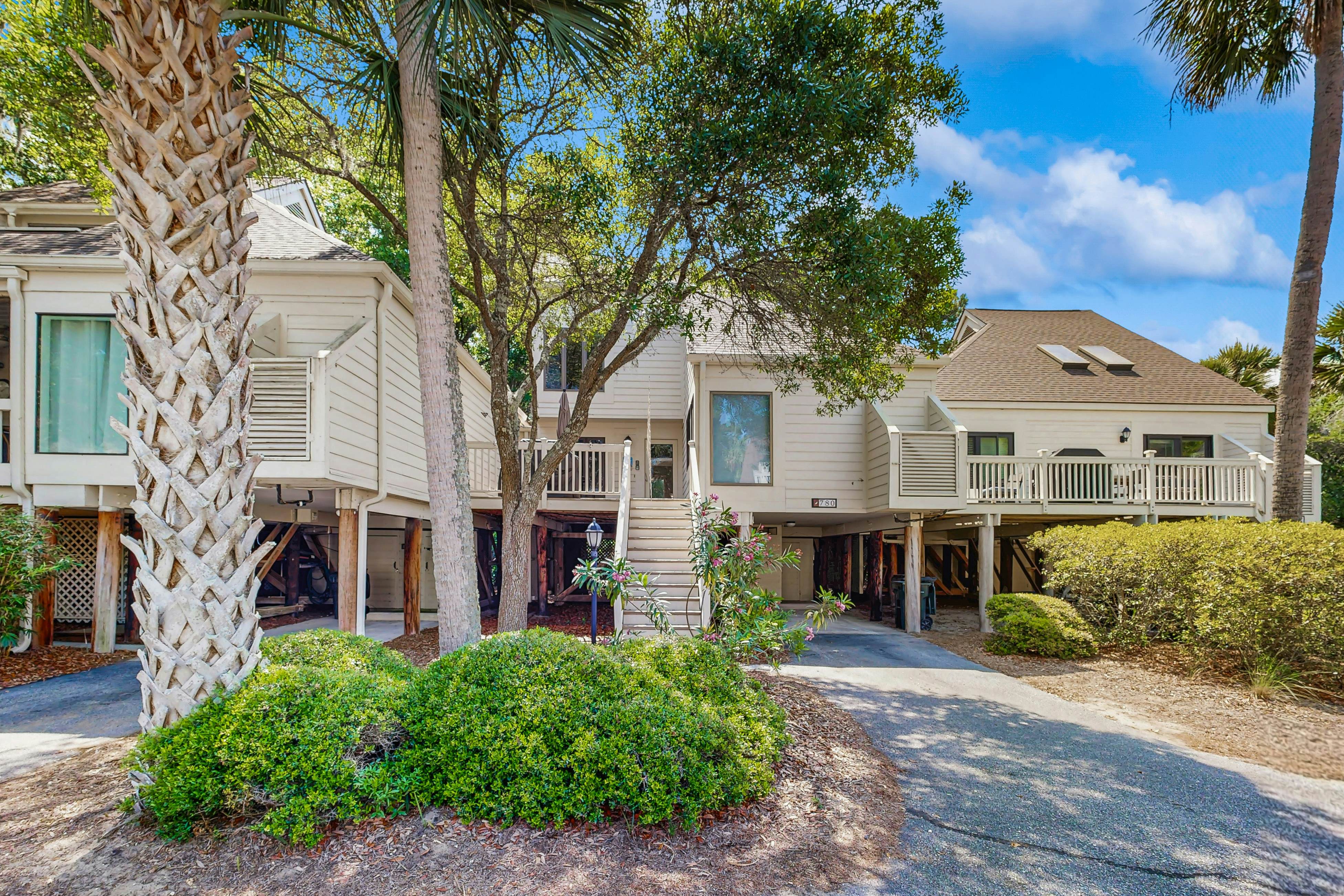 Bold villa with grill, outdoor shower & deck - by beach and Camp St. Christopher