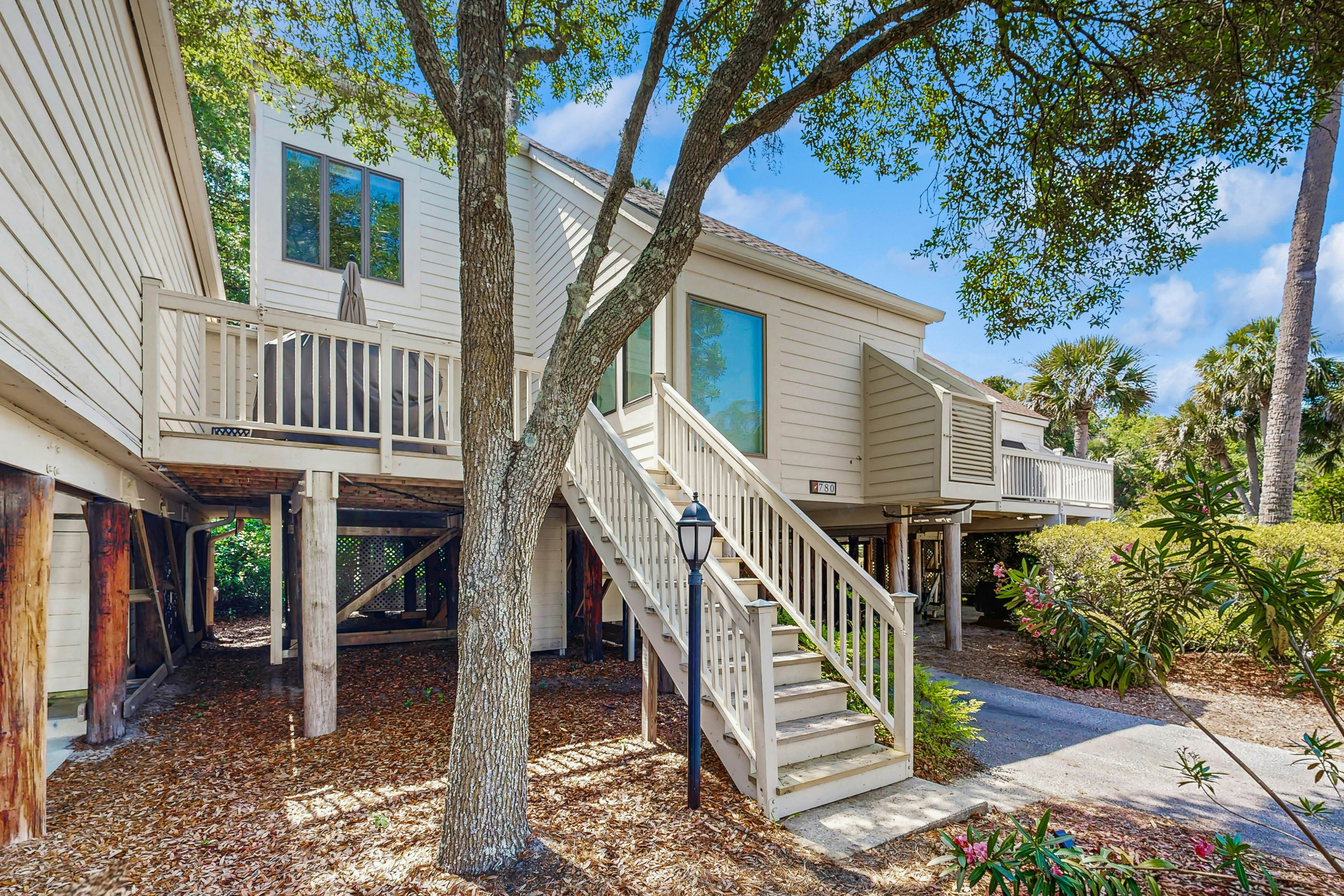 Bold villa with grill, outdoor shower & deck - by beach and Camp St. Christopher