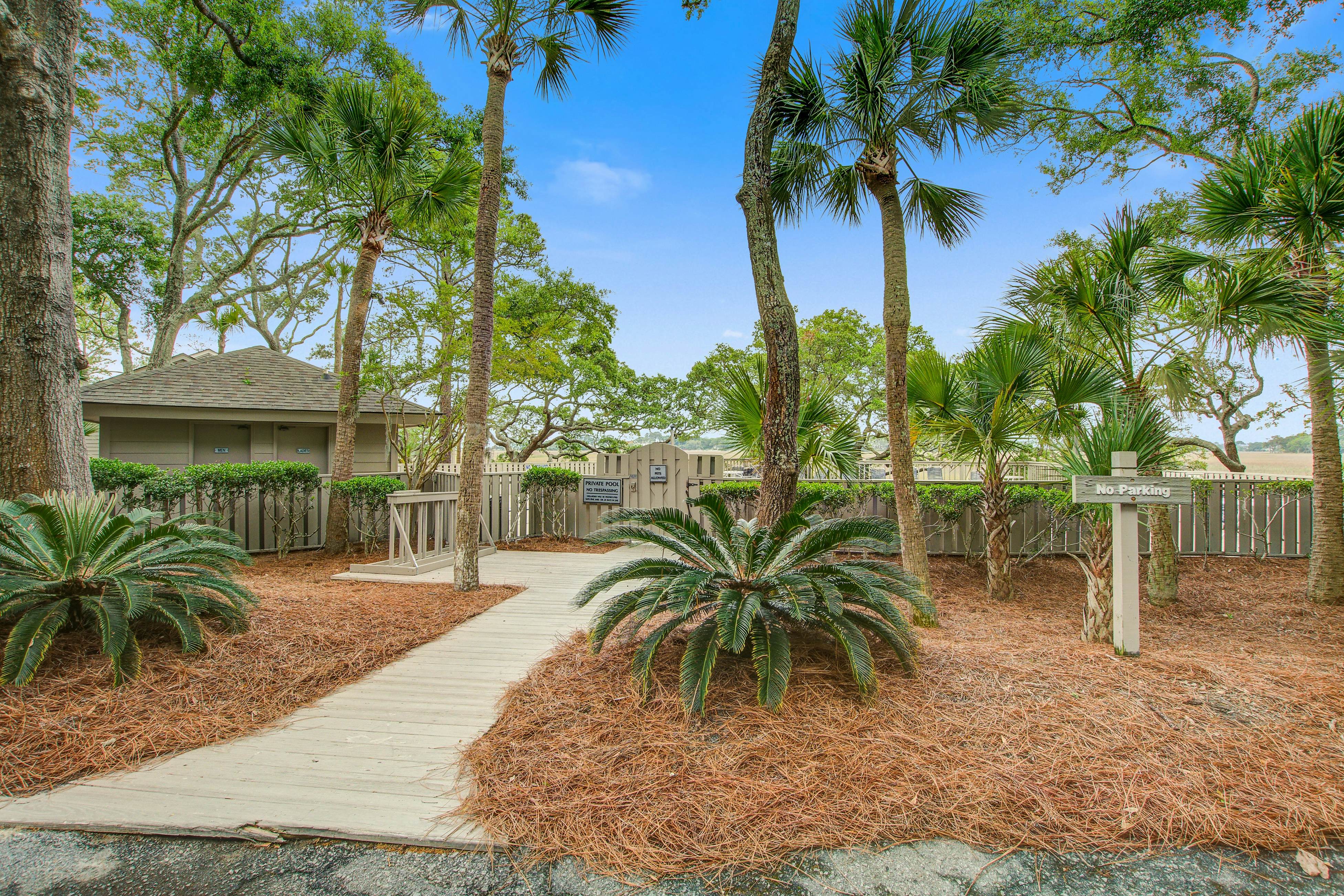 Dog friendly villa with marsh and tidal creek views - access to community pool