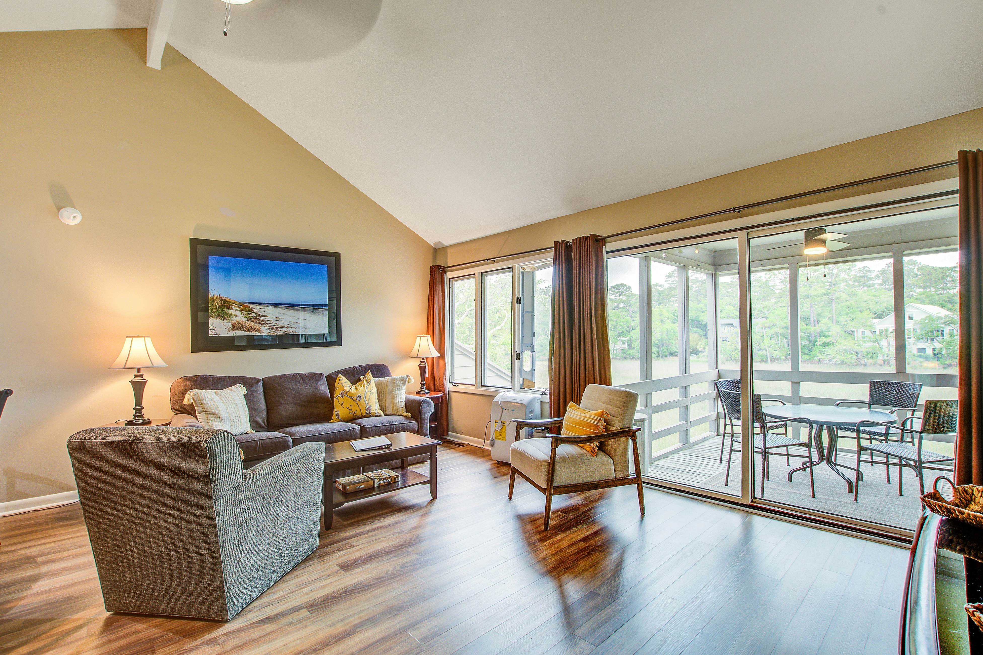 Dog friendly villa with marsh and tidal creek views - access to community pool