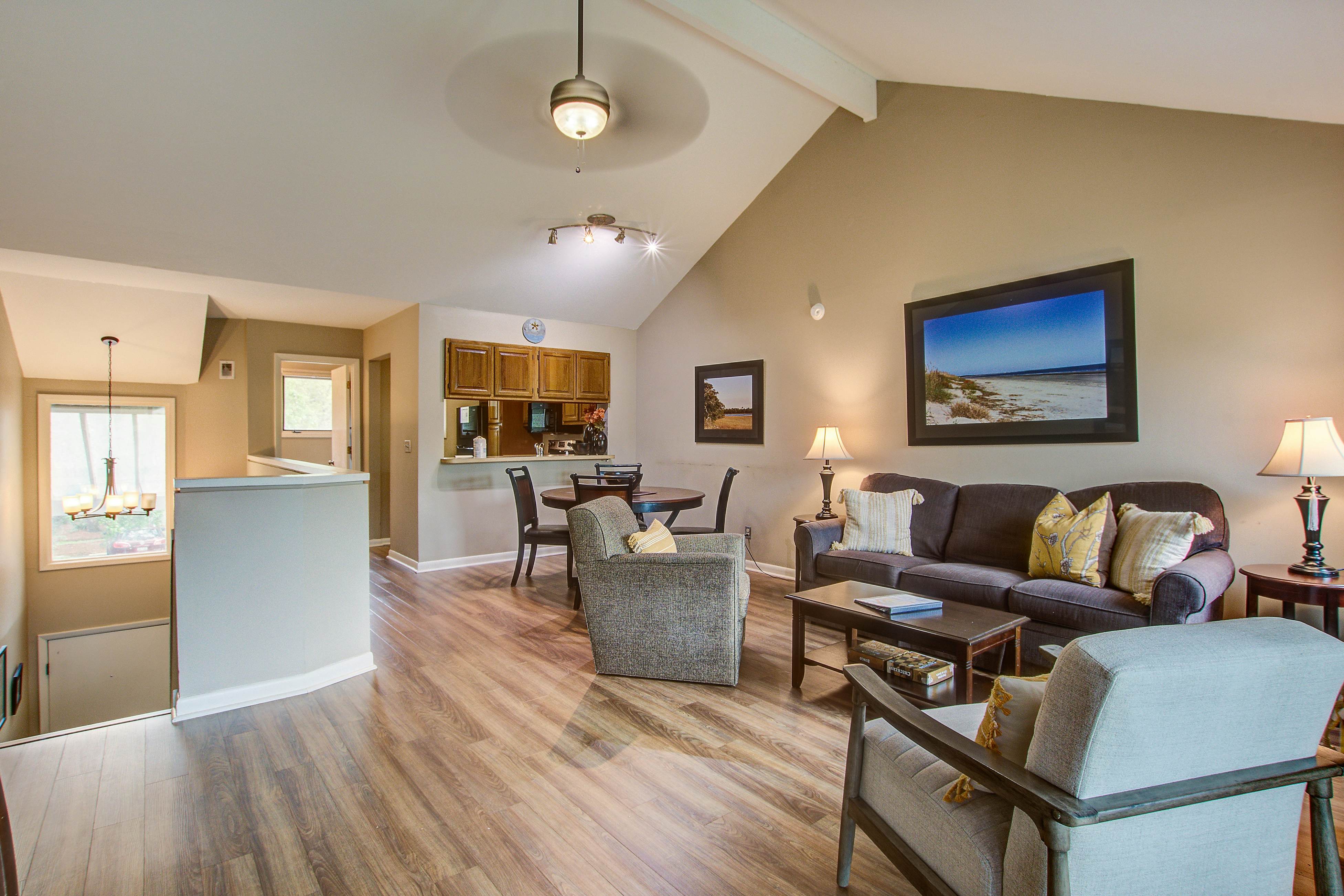 Dog friendly villa with marsh and tidal creek views - access to community pool