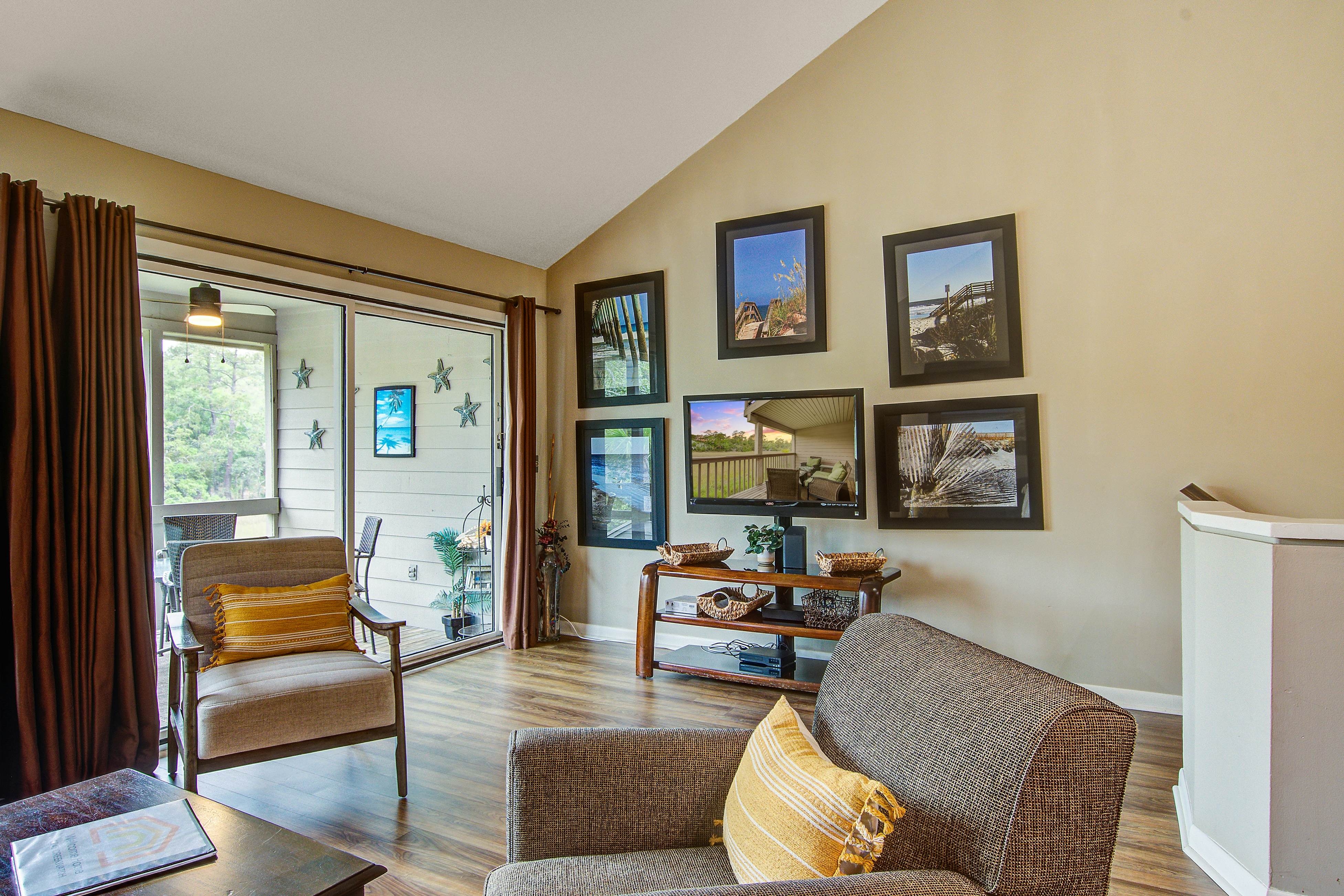 Dog friendly villa with marsh and tidal creek views - access to community pool