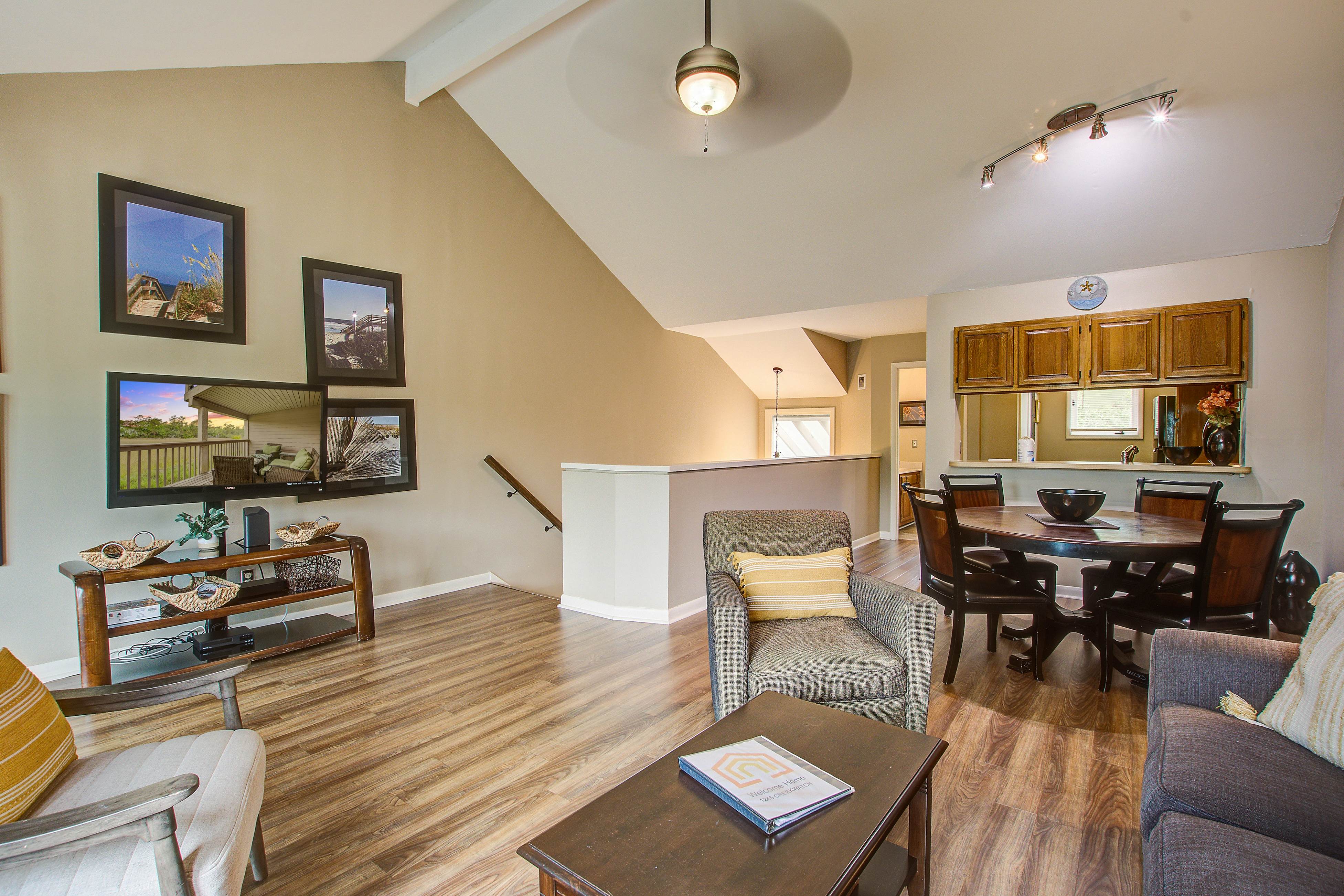 Dog friendly villa with marsh and tidal creek views - access to community pool