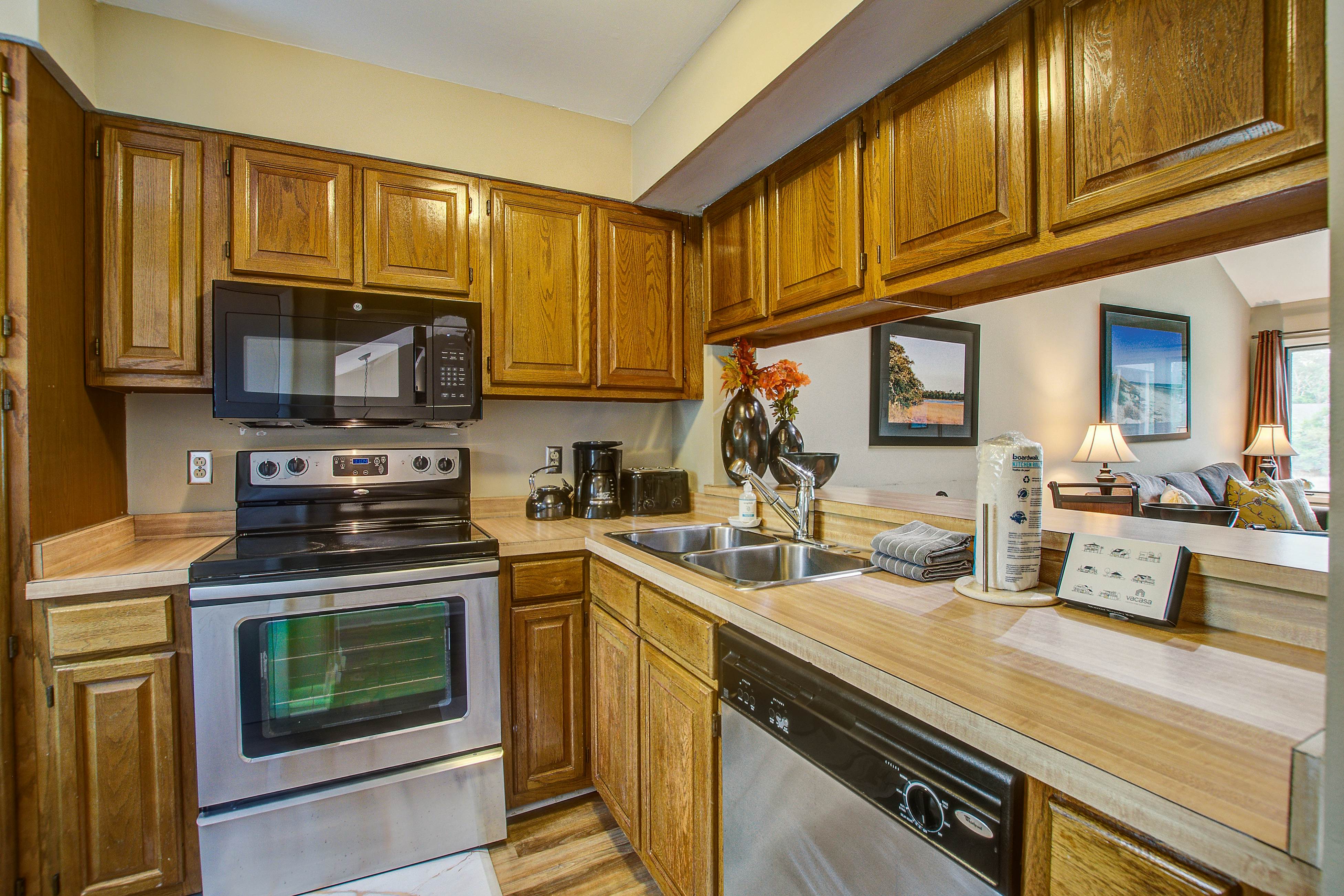 Dog friendly villa with marsh and tidal creek views - access to community pool