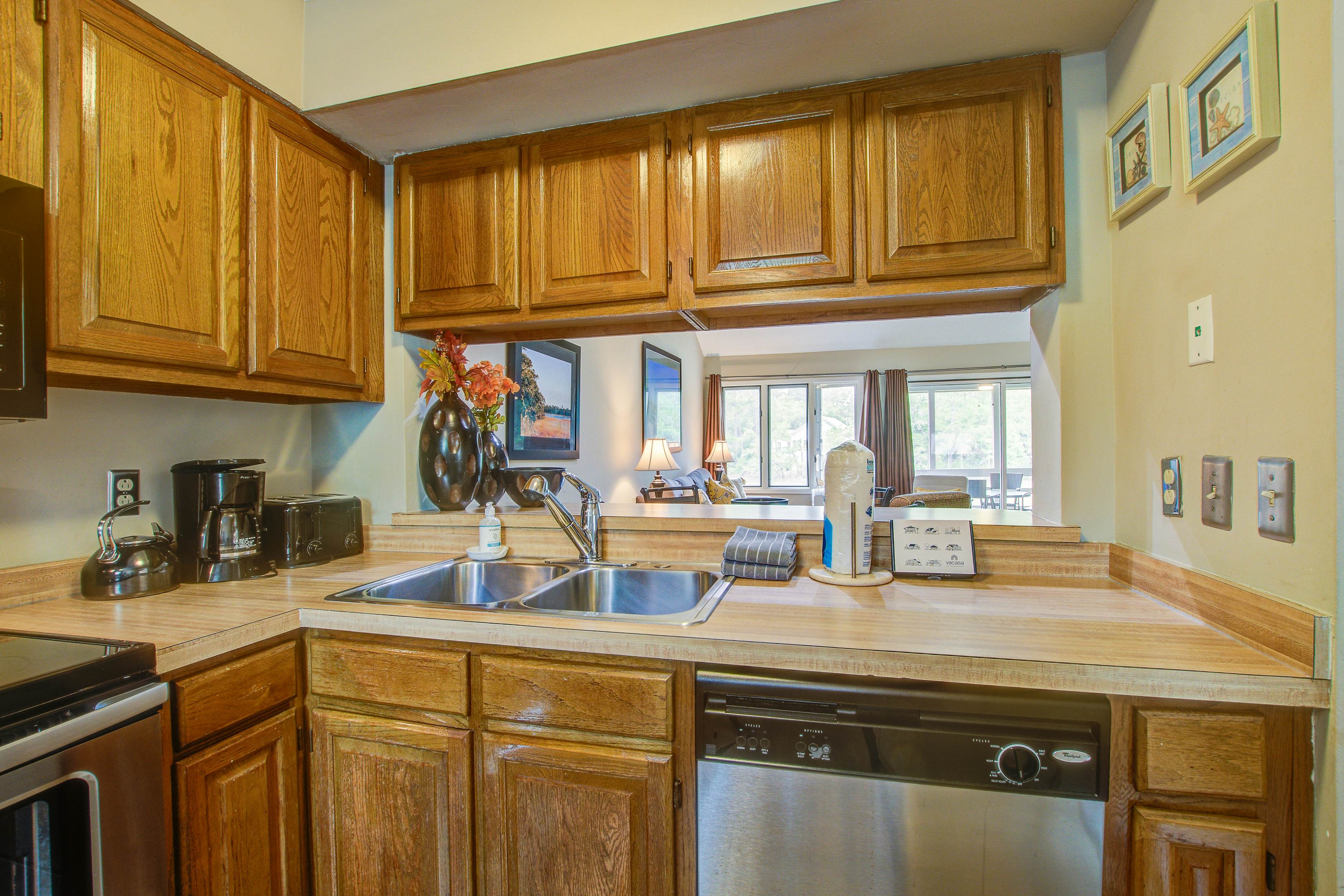 Dog friendly villa with marsh and tidal creek views - access to community pool