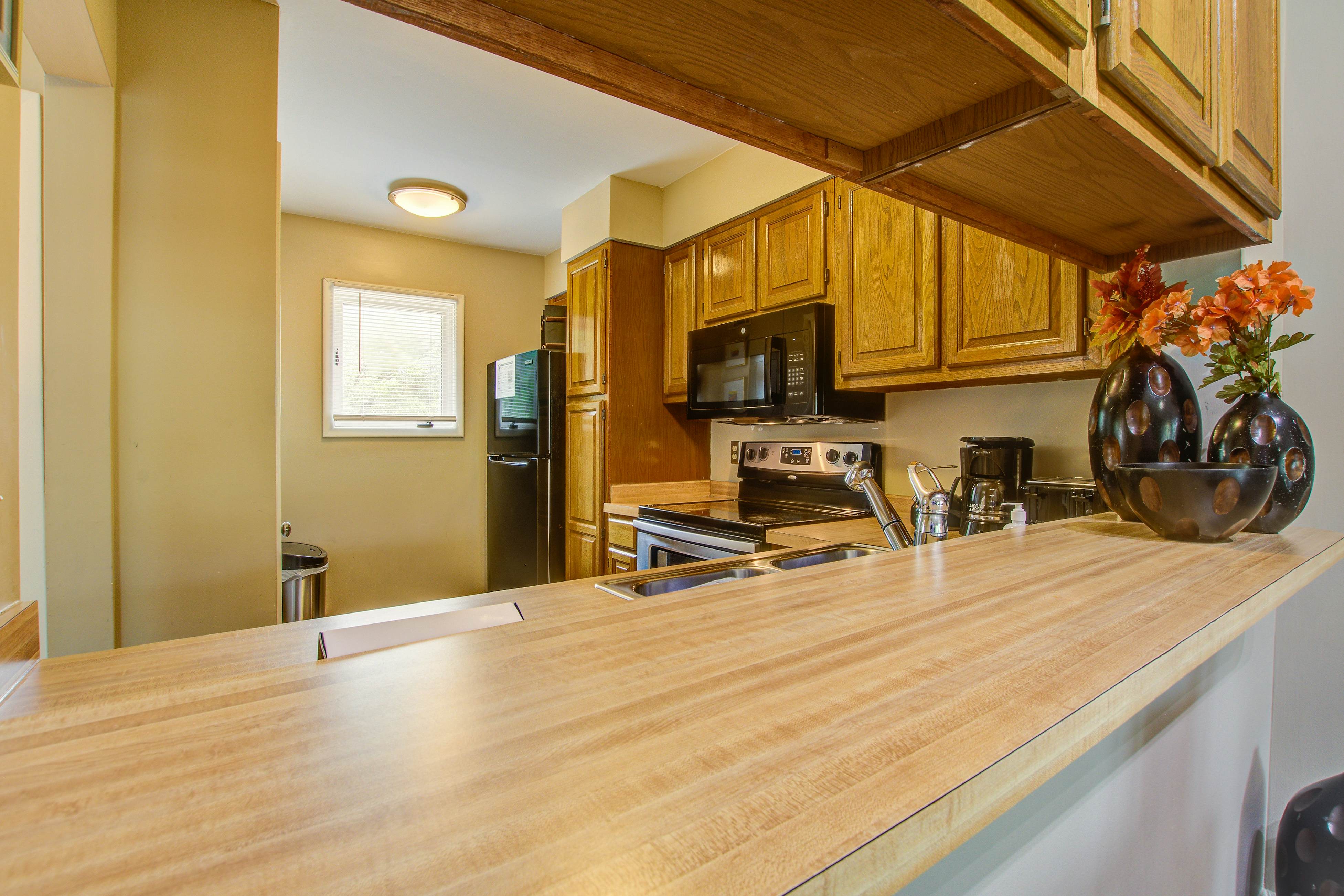 Dog friendly villa with marsh and tidal creek views - access to community pool