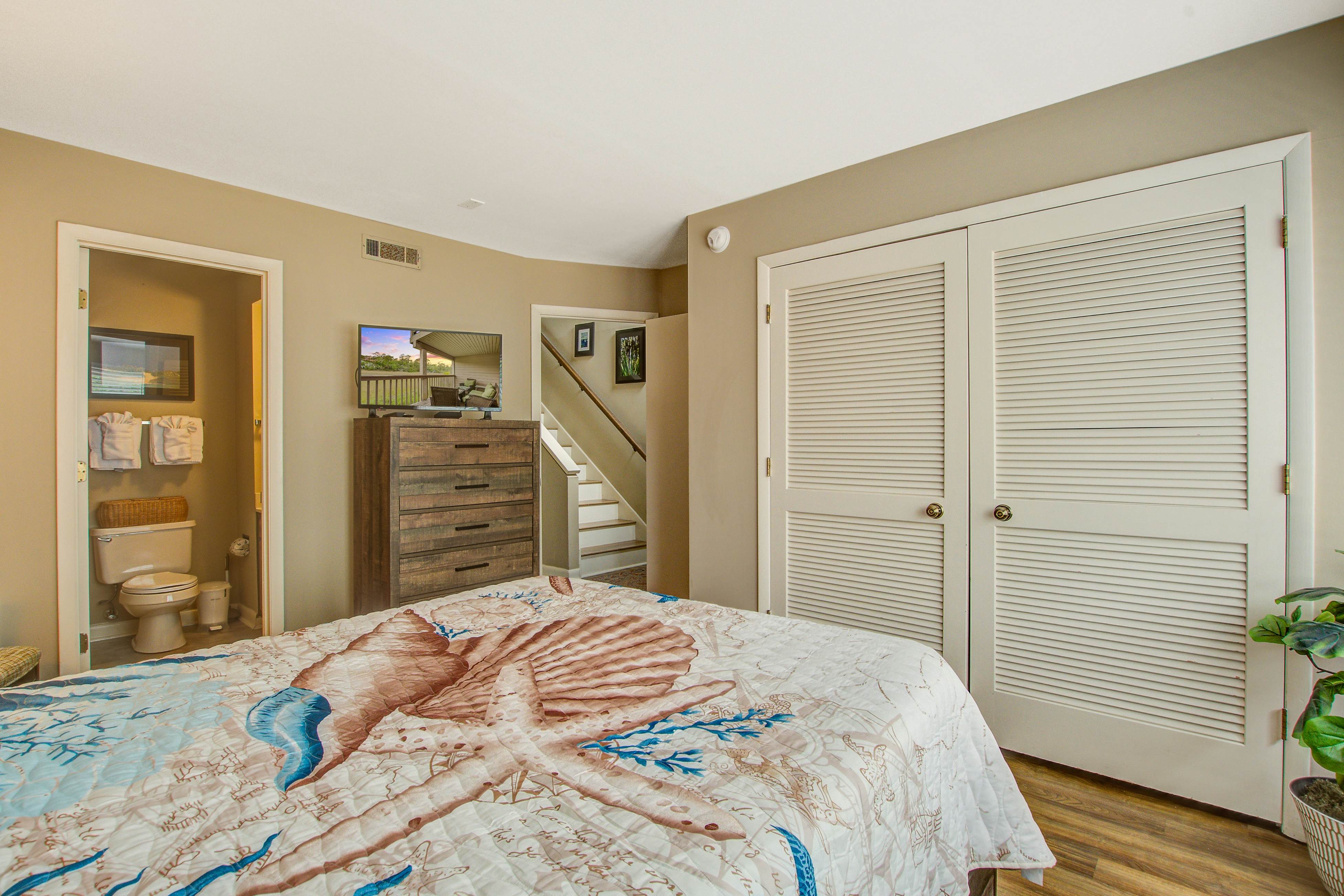 Dog friendly villa with marsh and tidal creek views - access to community pool