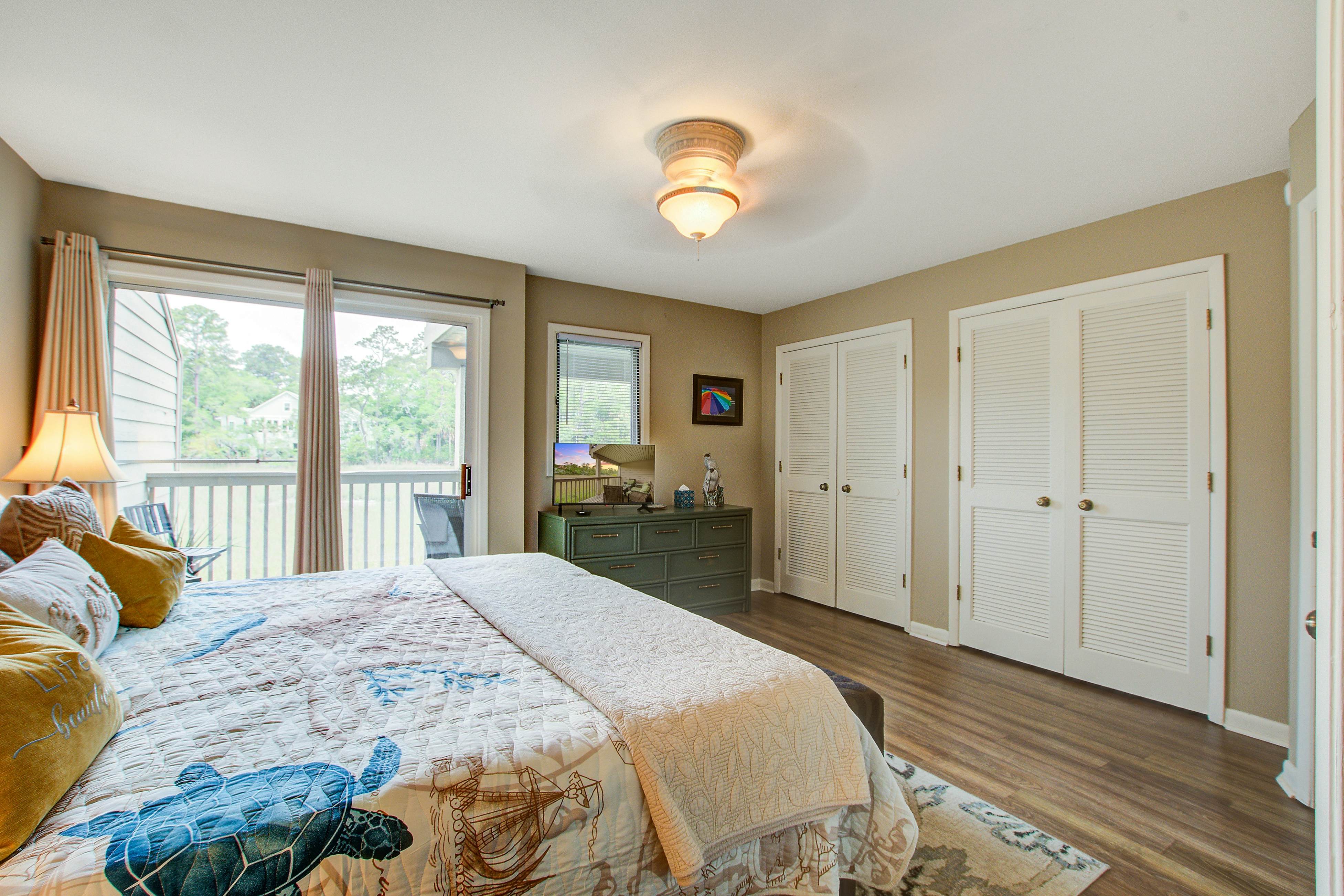 Dog friendly villa with marsh and tidal creek views - access to community pool