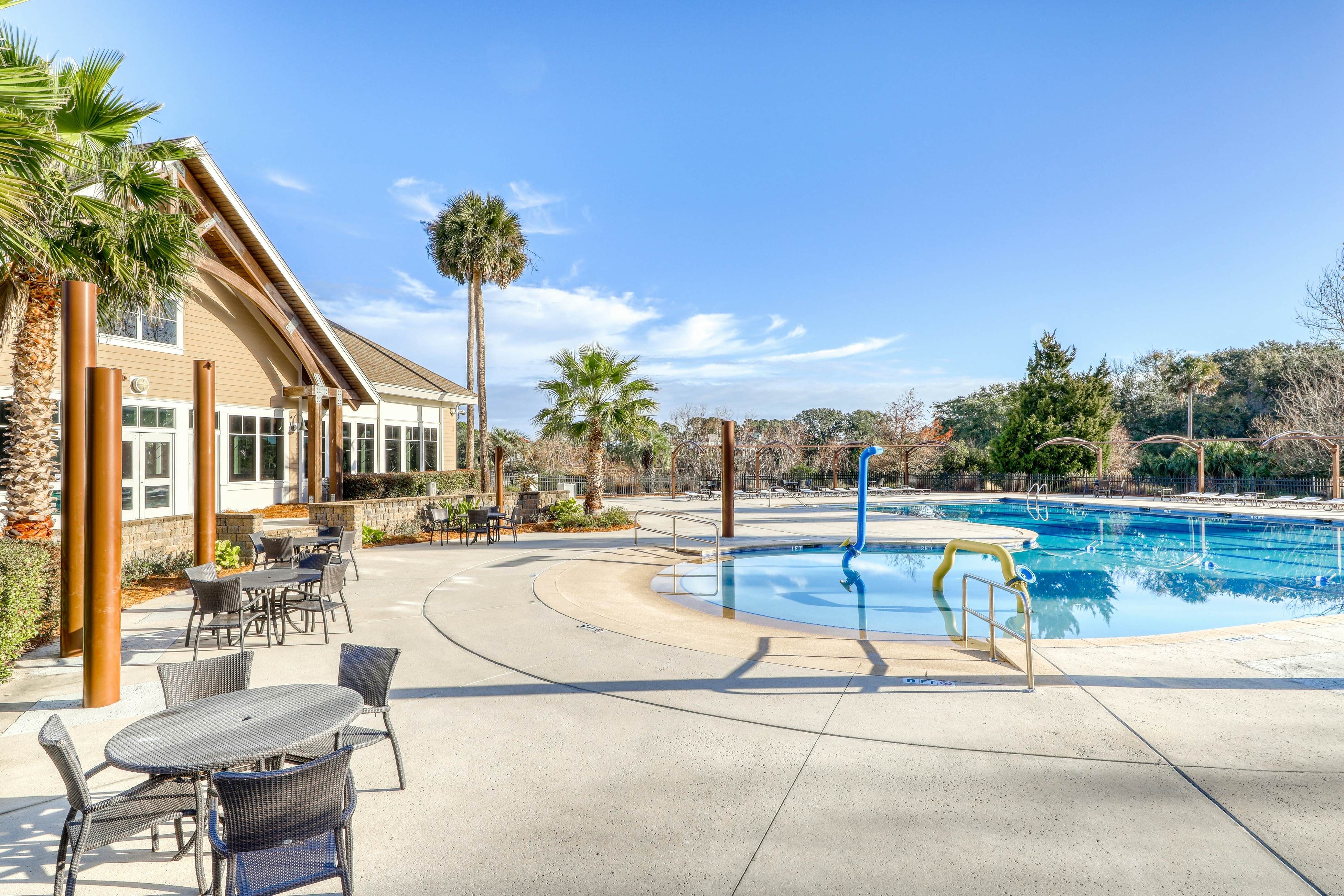 Dog friendly villa with marsh and tidal creek views - access to community pool