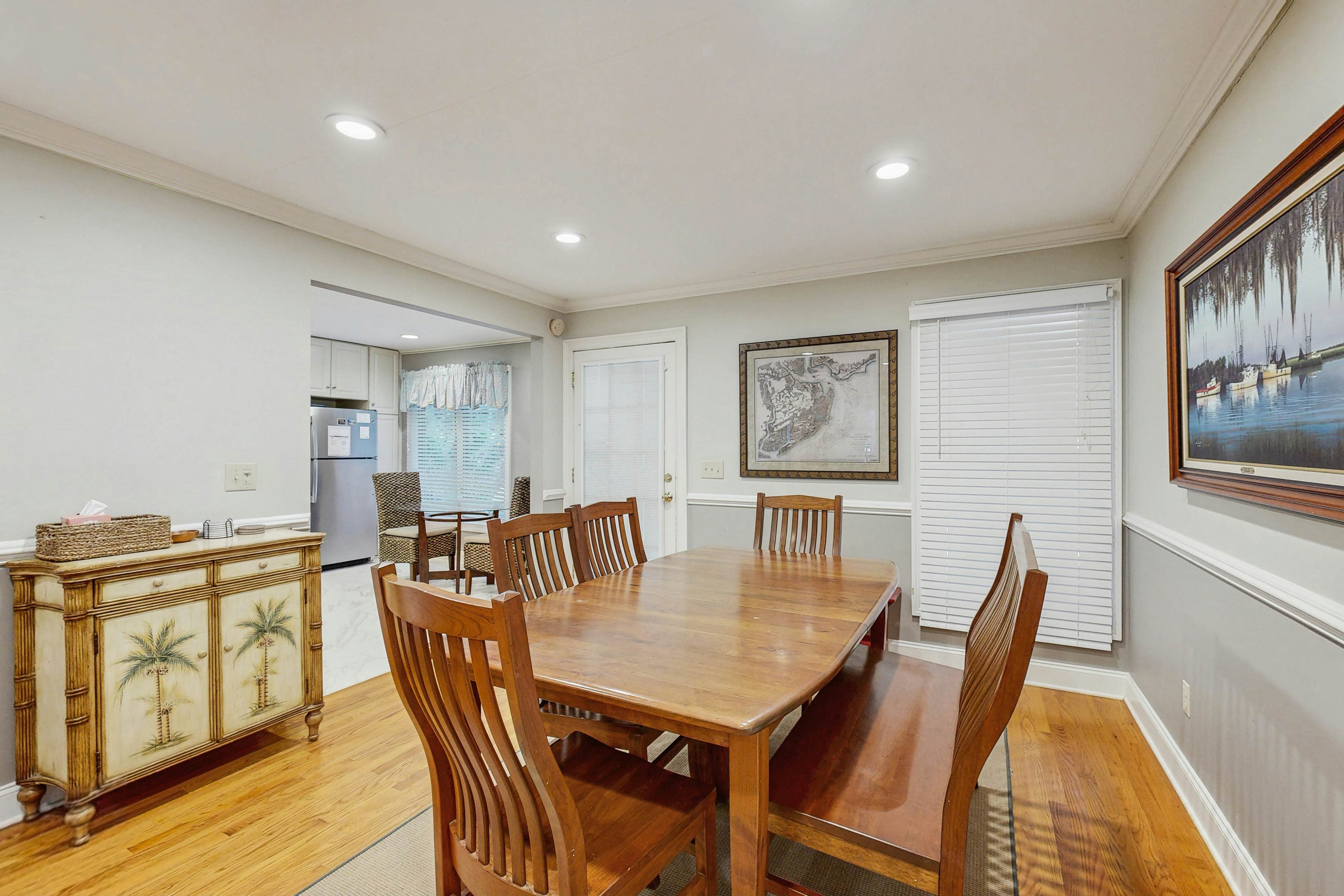 Spacious cottage with pool, tennis courts, gym facility & more