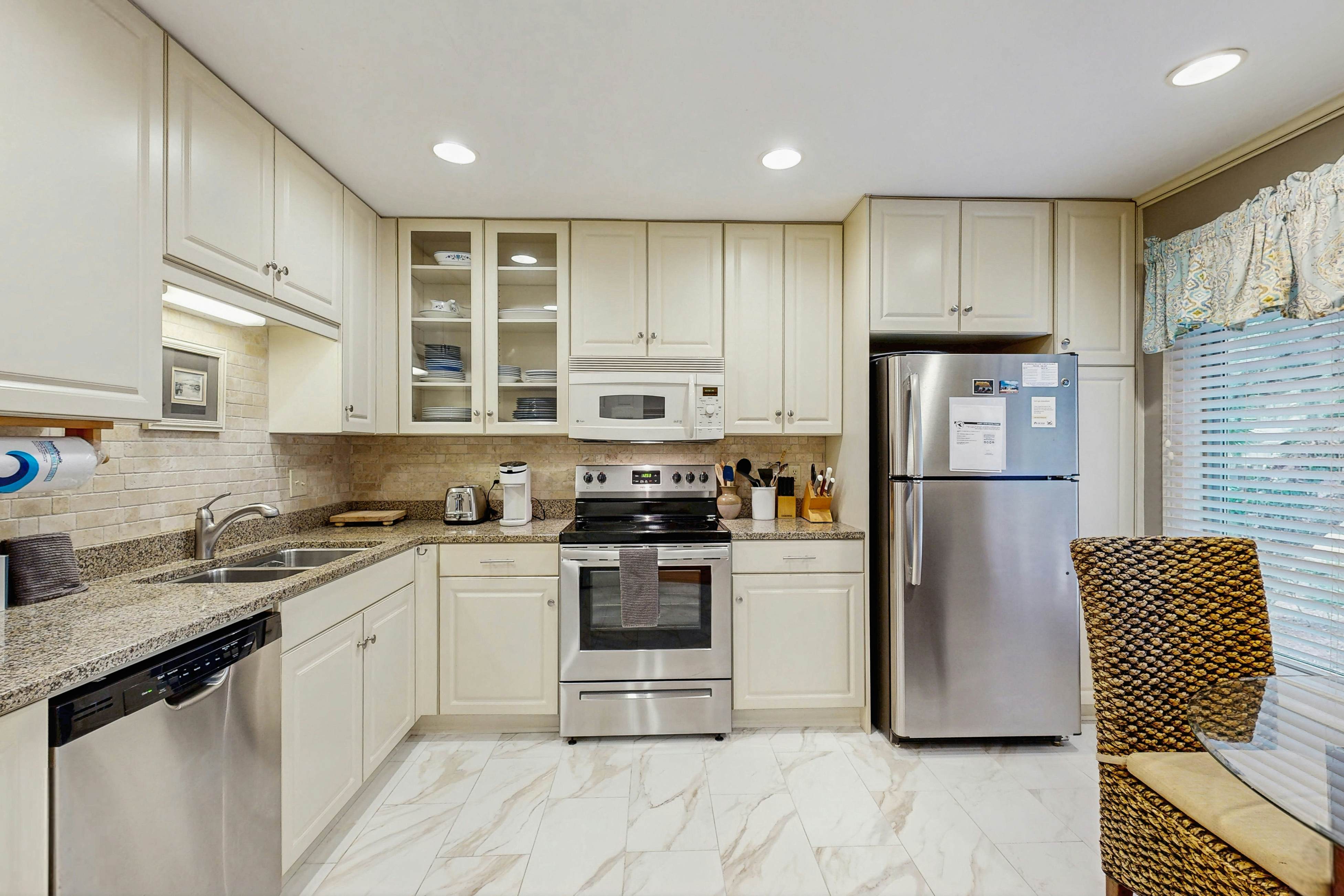 Spacious cottage with pool, tennis courts, gym facility & more