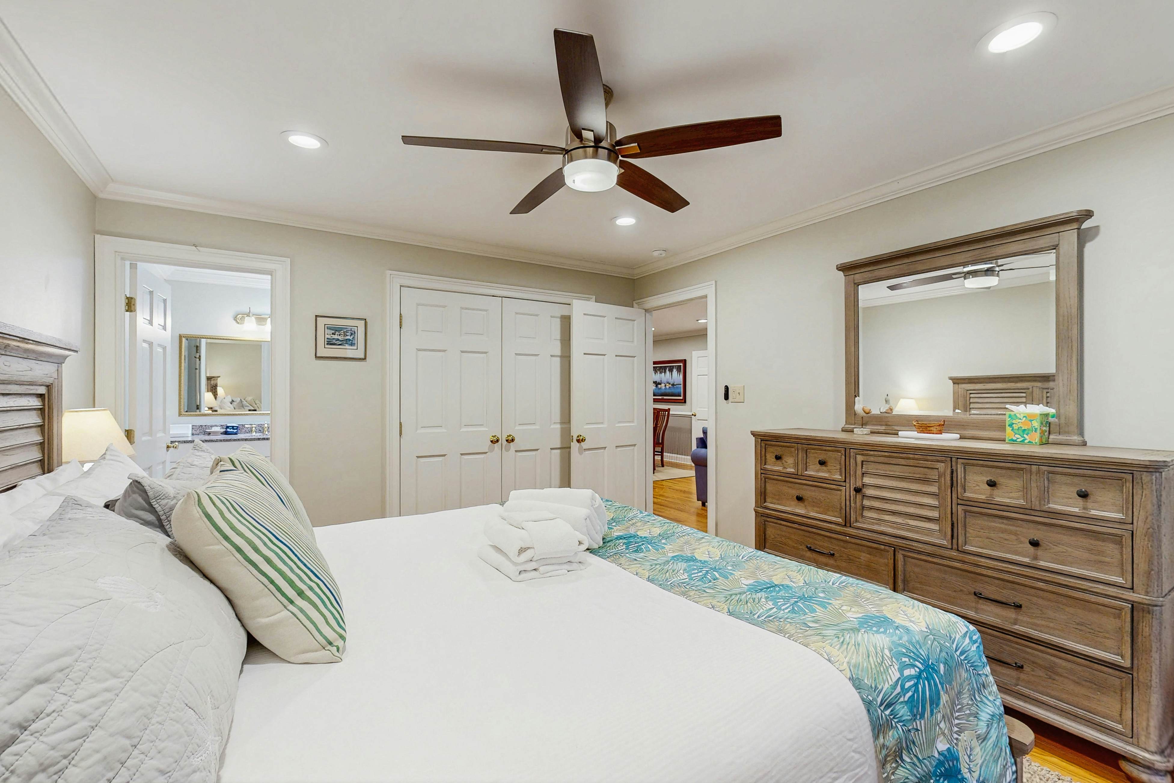 Spacious cottage with pool, tennis courts, gym facility & more