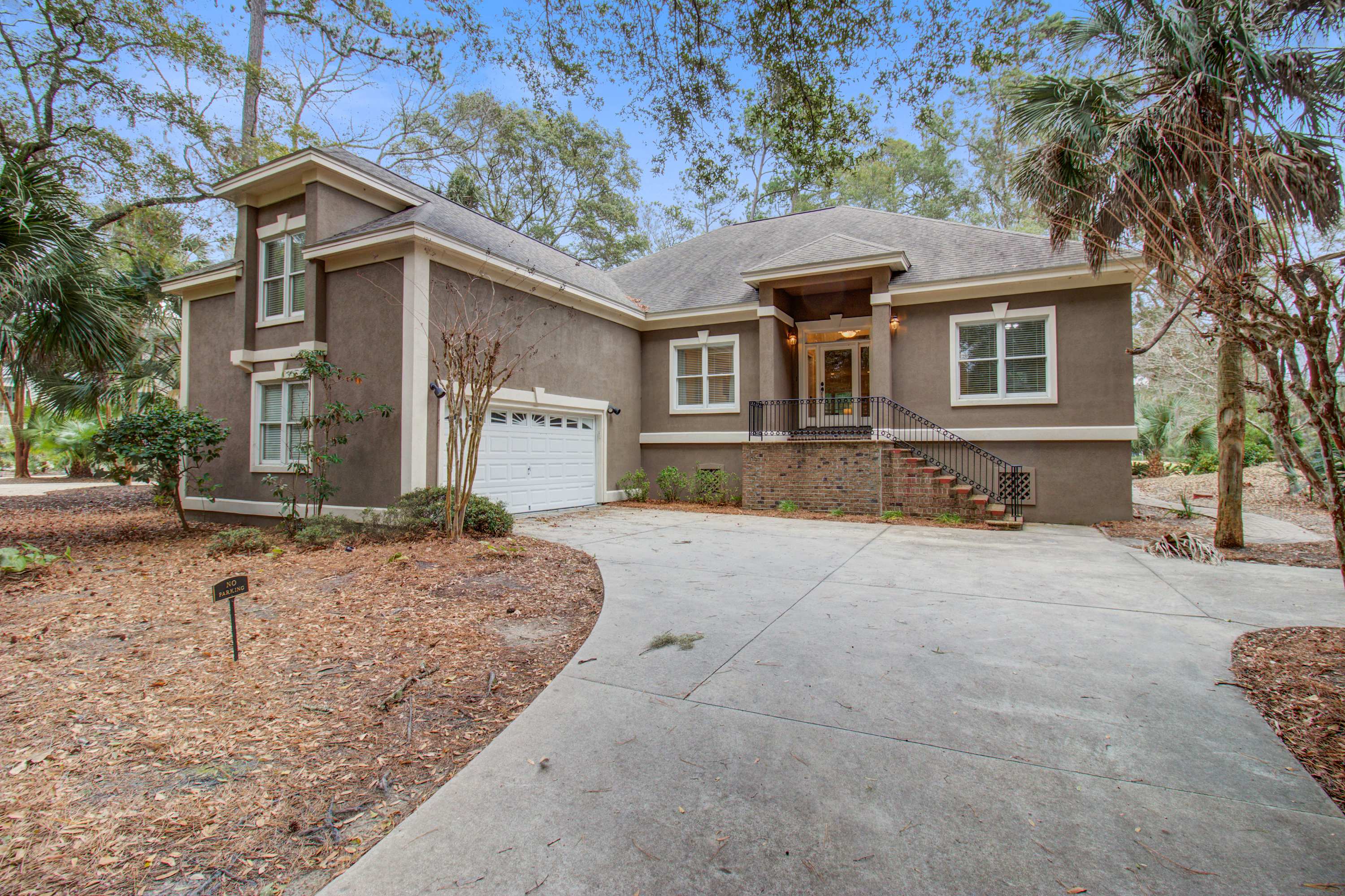 Sunny island home with golf course view, pool, tennis, washer/dryer, & AC