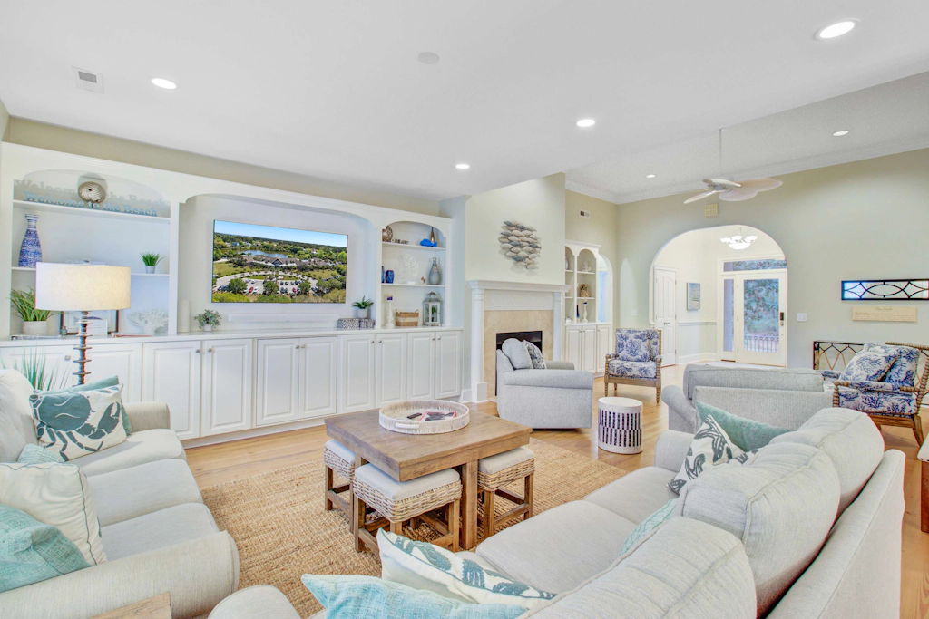 Sunny island home with golf course view, pool, tennis, washer/dryer, & AC